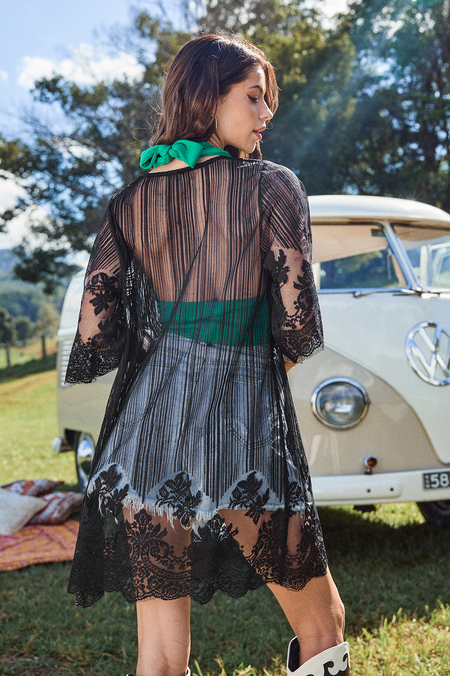 Haut ouvert en broderie noir