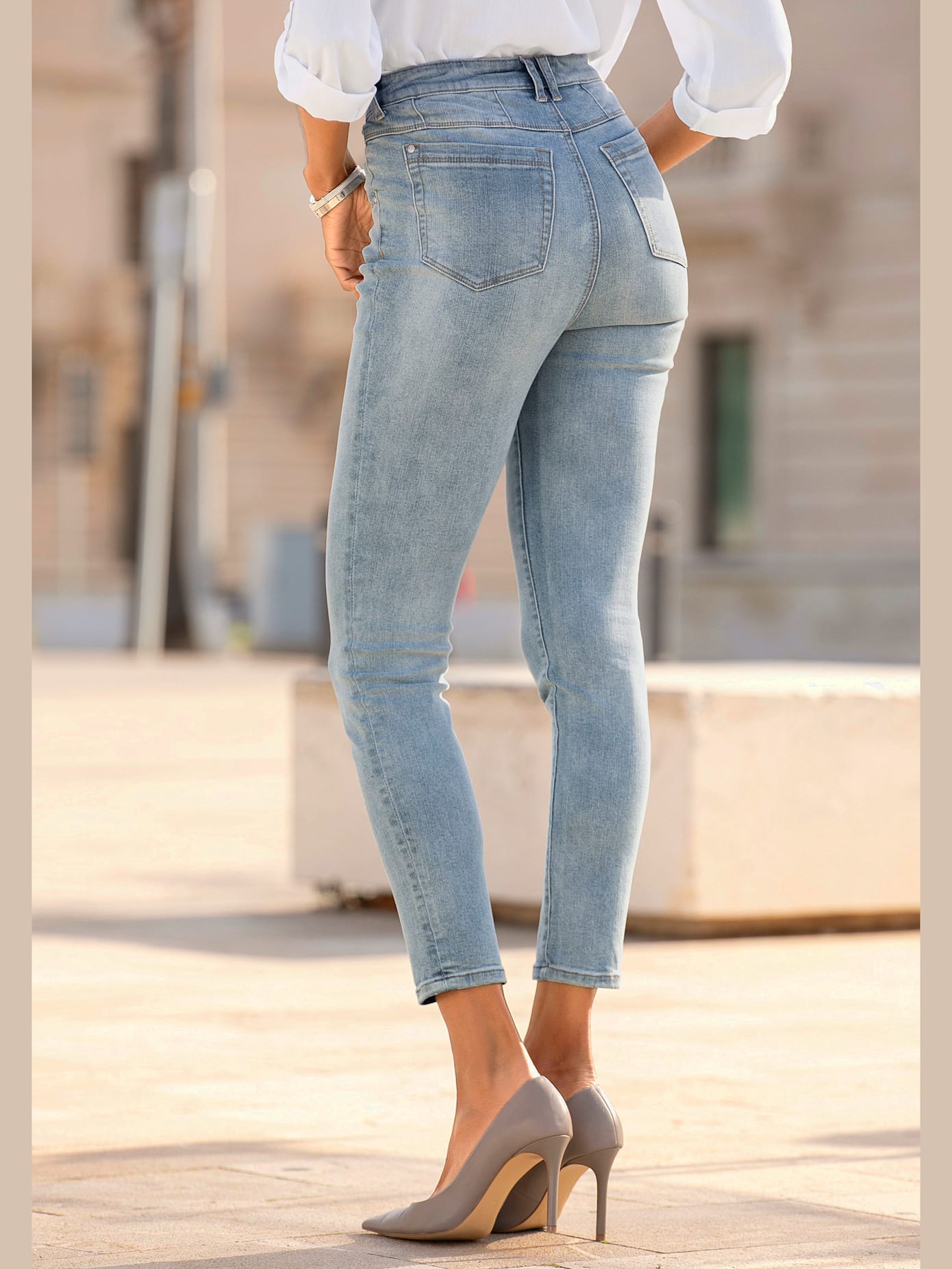 Jean skinny fit patte de boutonnage visible devant