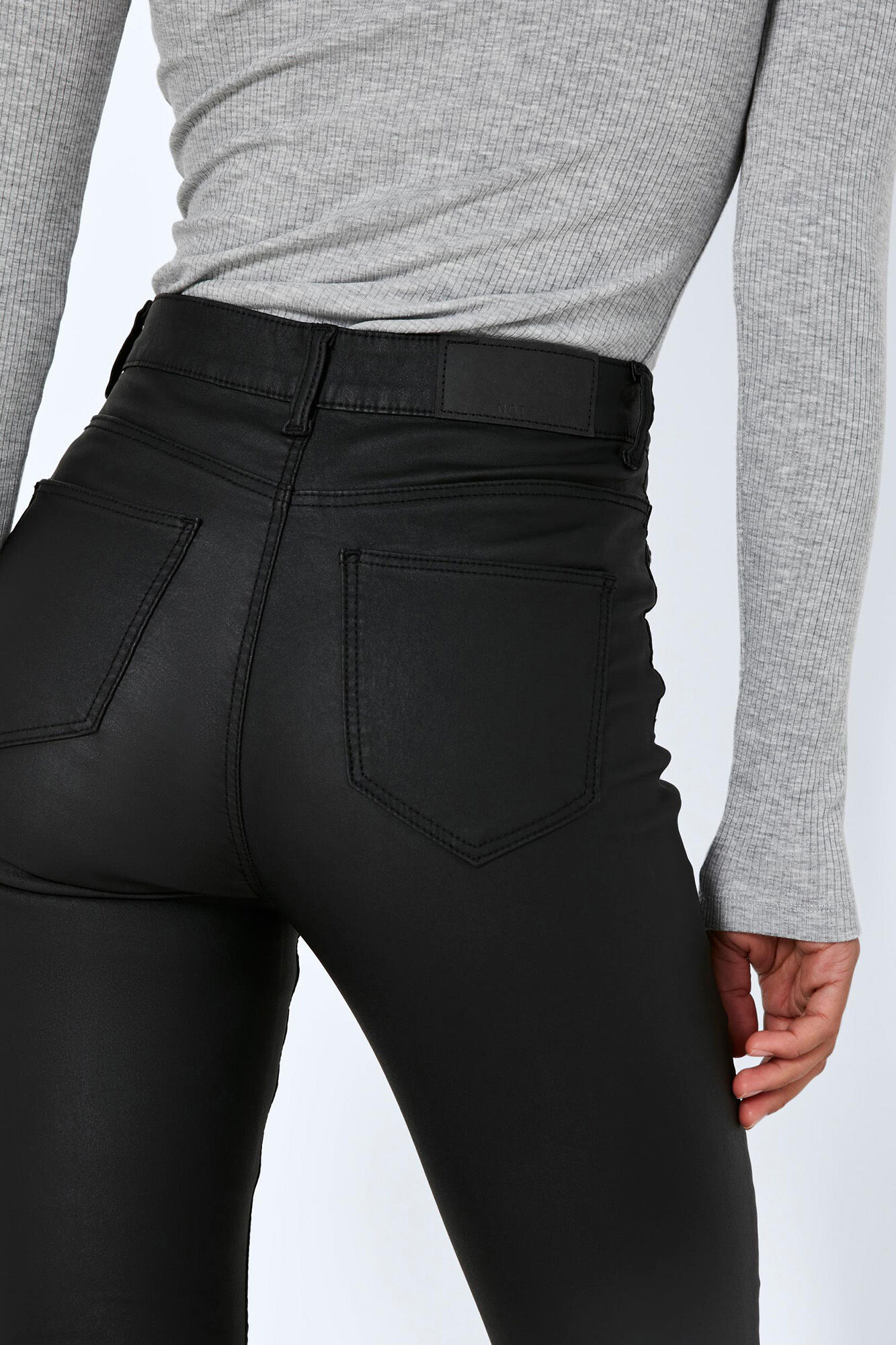 calça jeans slim de couro sintético
