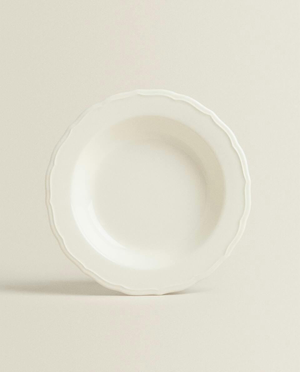 Prato de sopa de barro com borda decorada