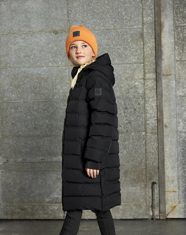 Steppmantel OMSLUTTE in schwarz