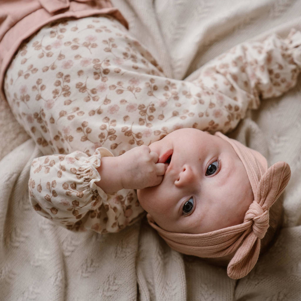 Dirkje baby longsleeve met all over print en ruches lichtbruin/roze/ecru