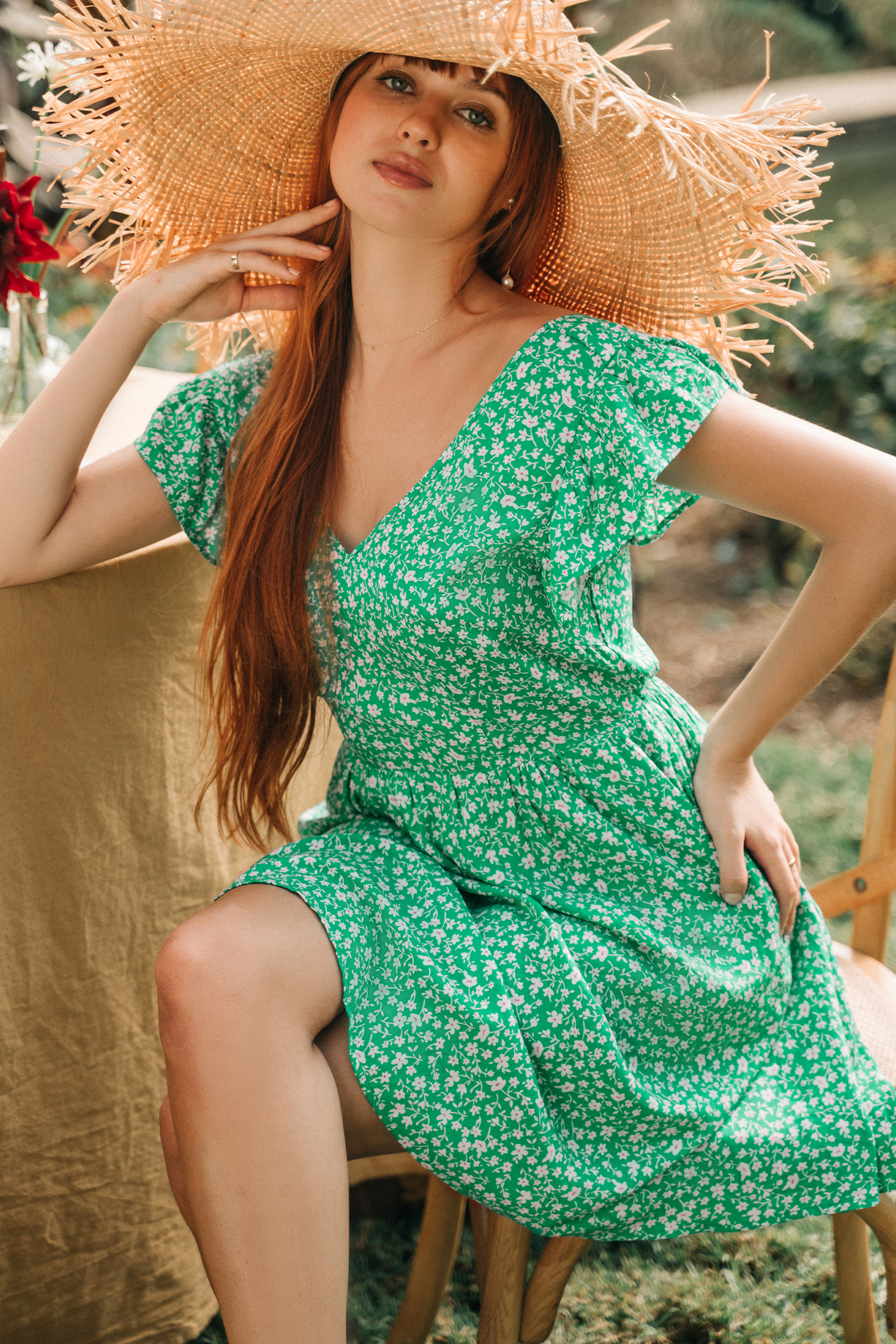 Robe mini fleurie à col en V et manches à volants verte