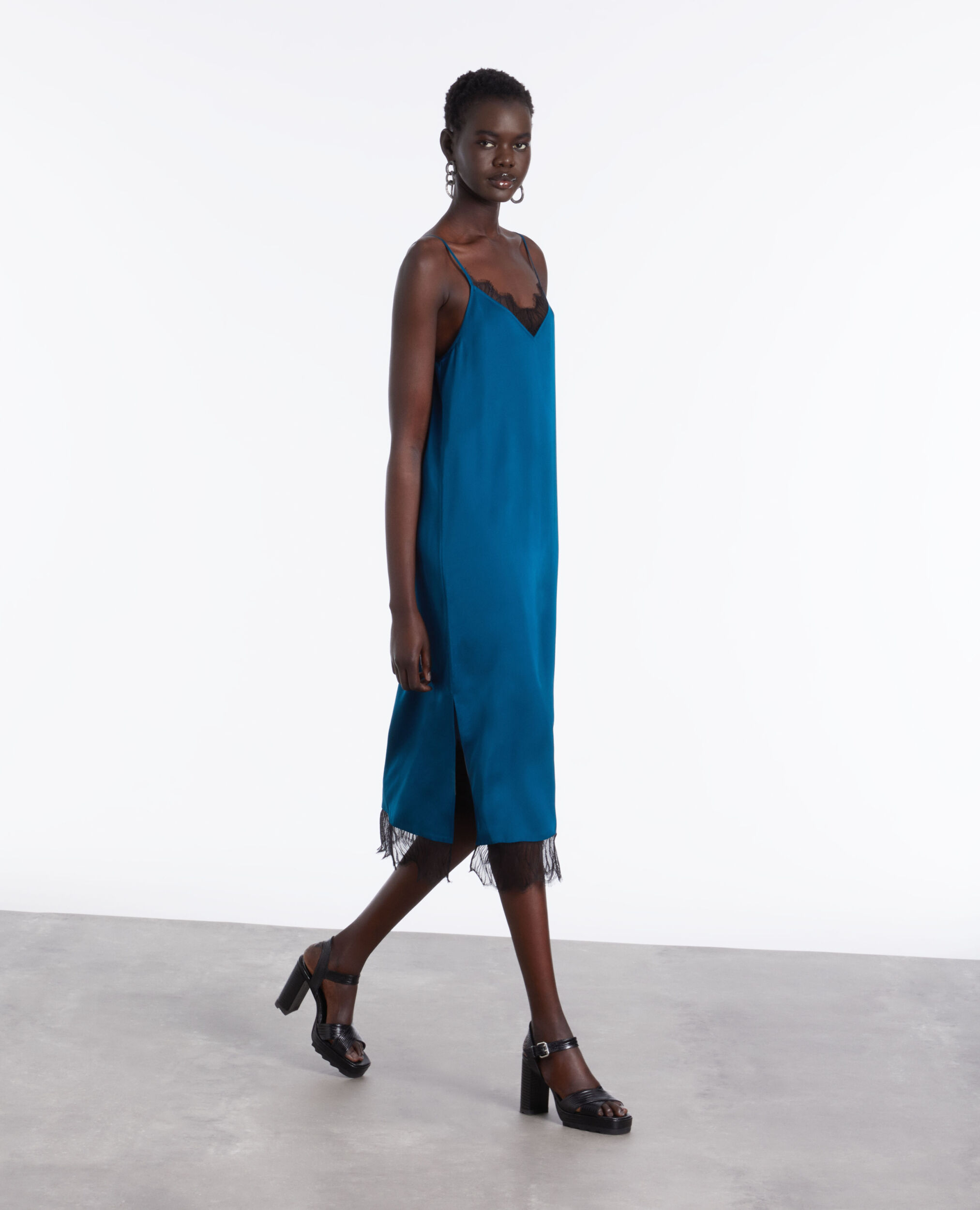 Robe nuisette longue bleue avec détails en dentelle