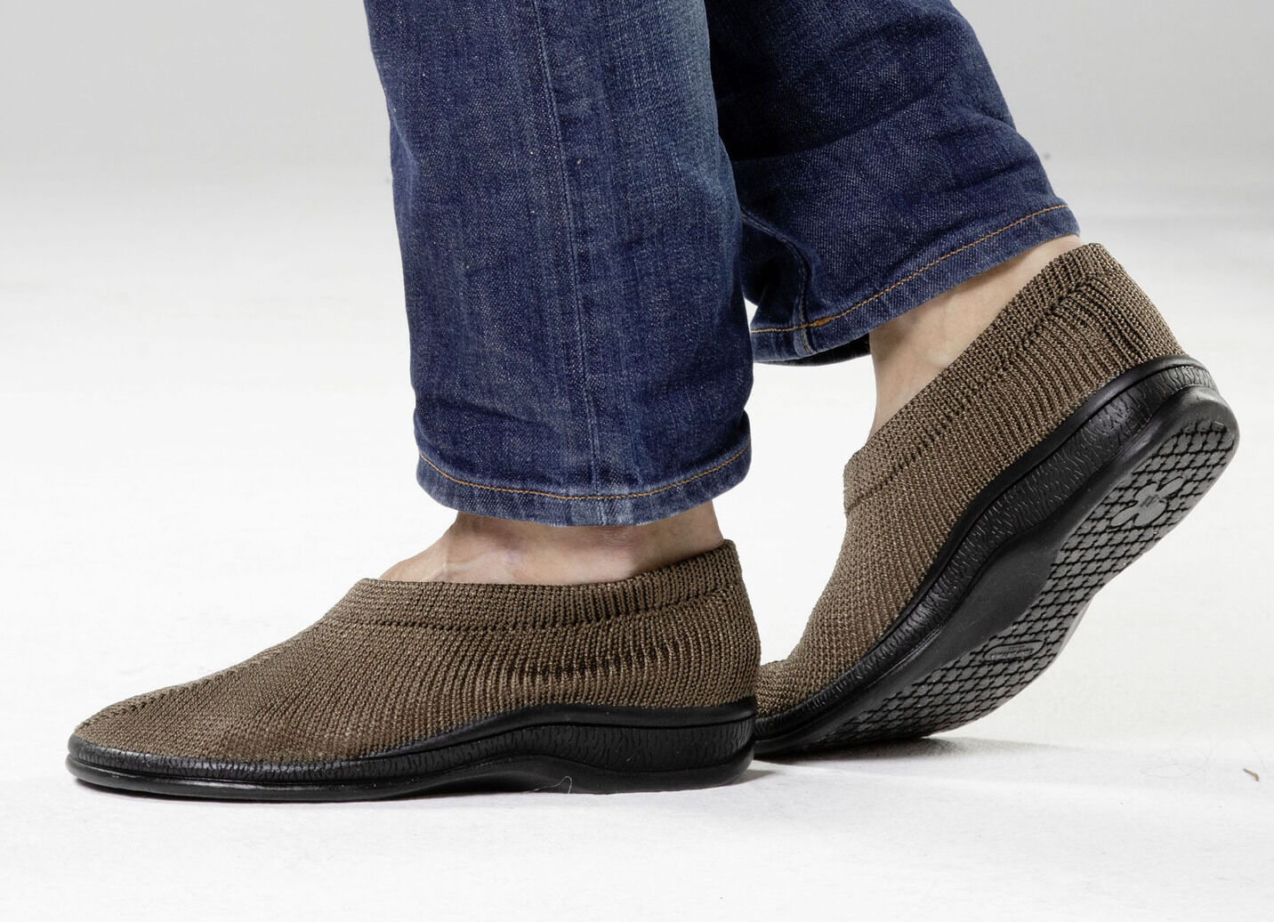 Slipper aus elastischem Strickmaterial