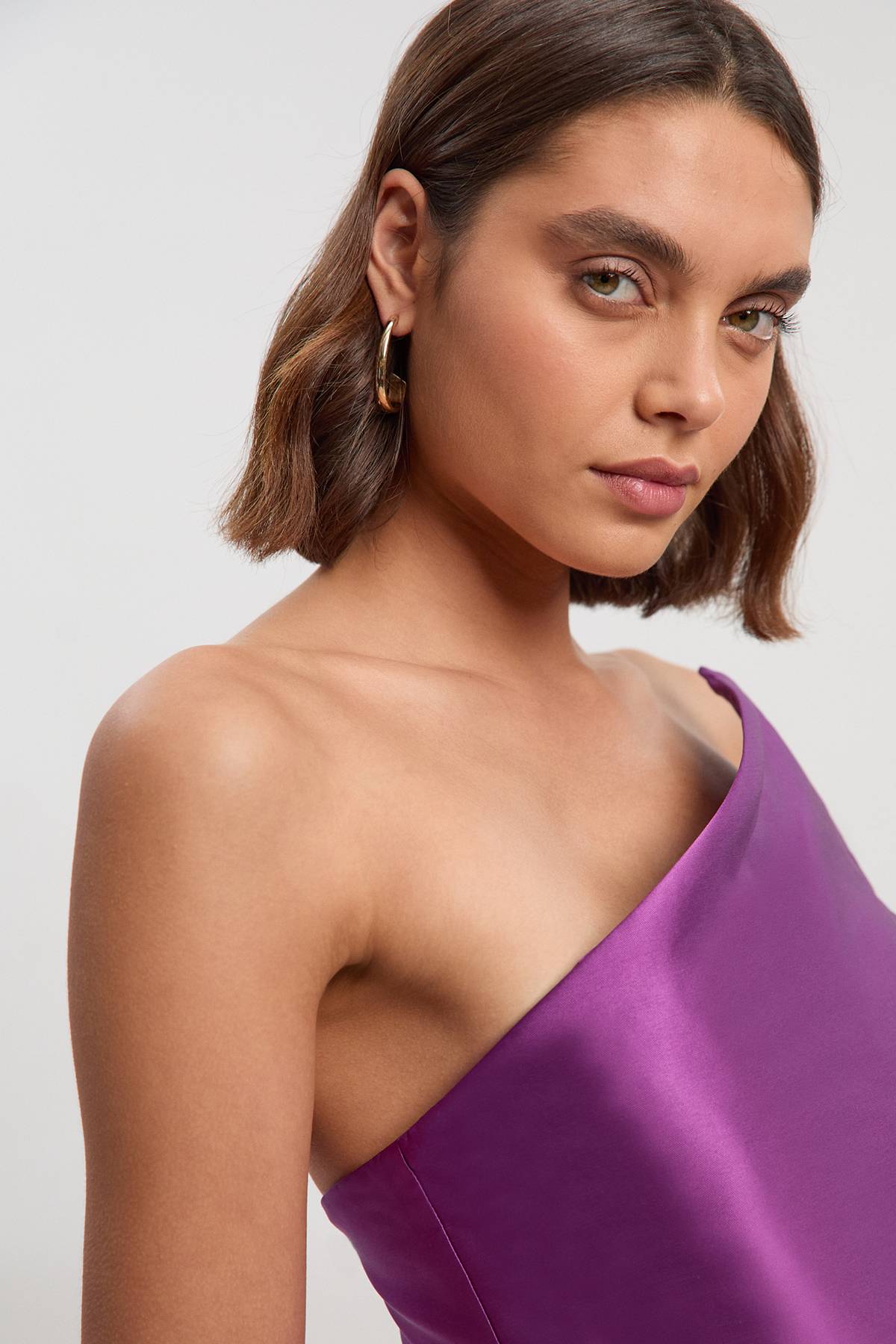 KarenMillen Robe Midi Ajustée à Col Asymétrique Structuré avec Détails de Passepoil en Satin Sergé