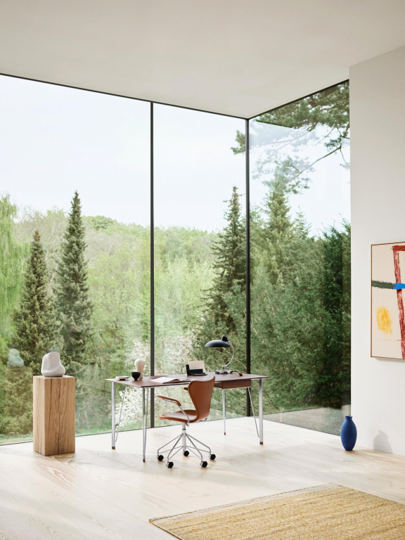 Fritz Hansen FH3605 bureau verchroomd onderstel walnoot