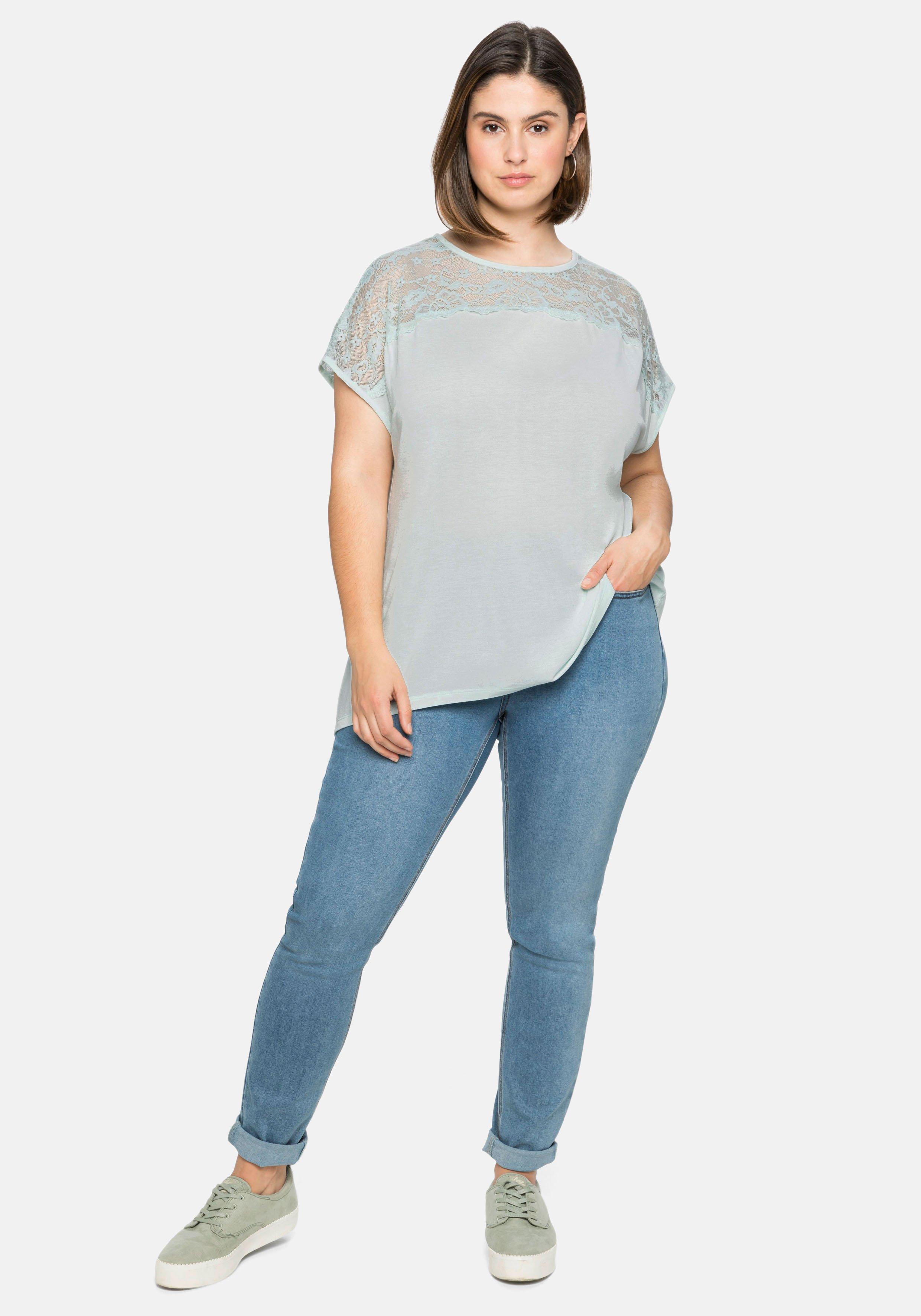 Shirt mit Spitzenpasse an der Schulterpartie