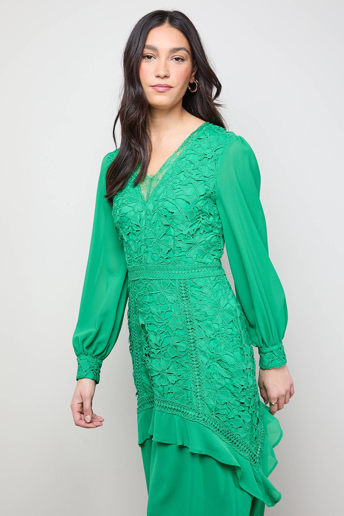 Oasis Robe Midaxi à Col V et Manches Bouffantes en Dentelle