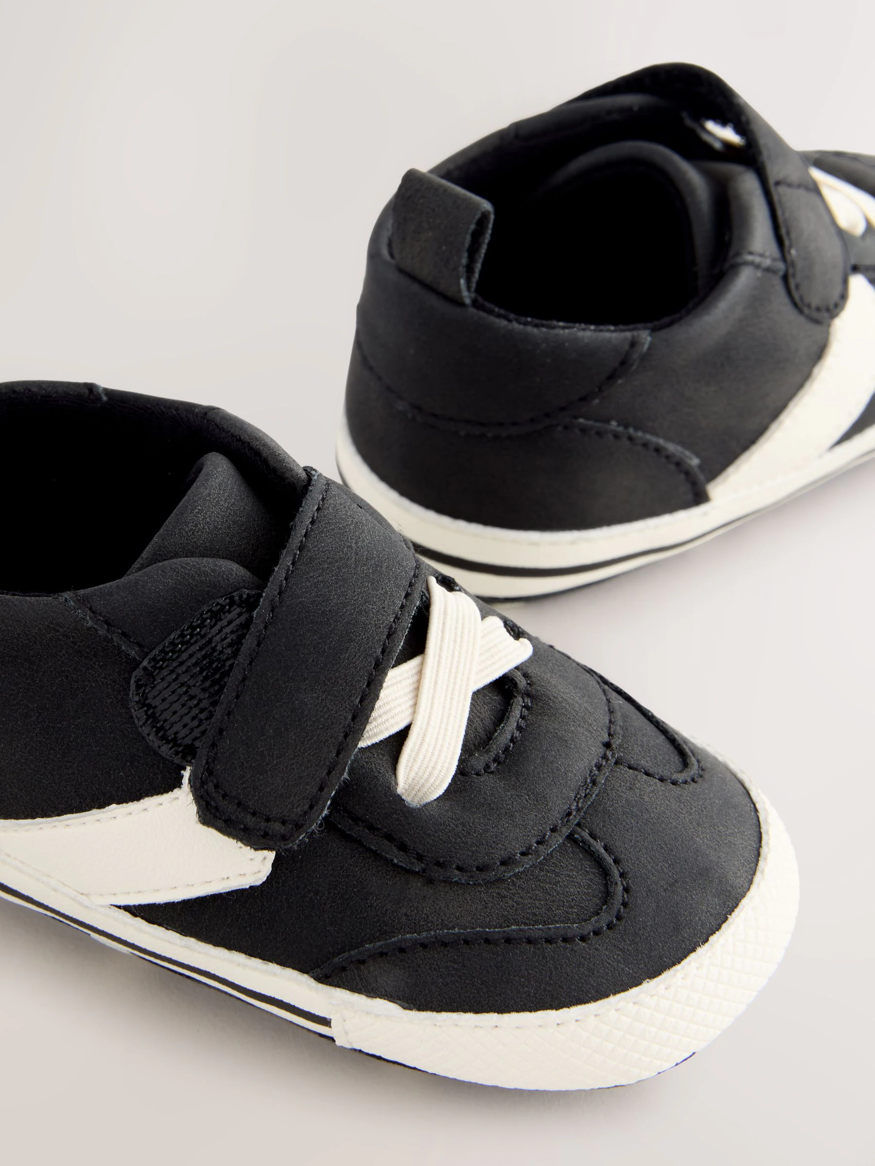 Zwart/wit - Babysneakers met klittenbandsluiting, elastische veters en visgraatmotief (0 - 2 mnd)