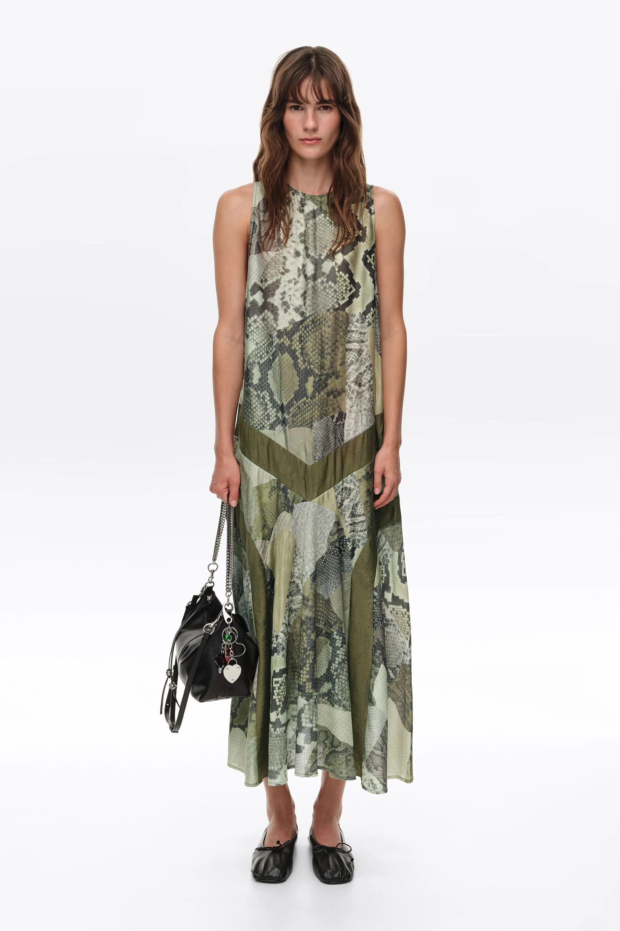 Vestido evasê com patchwork de cobra verde