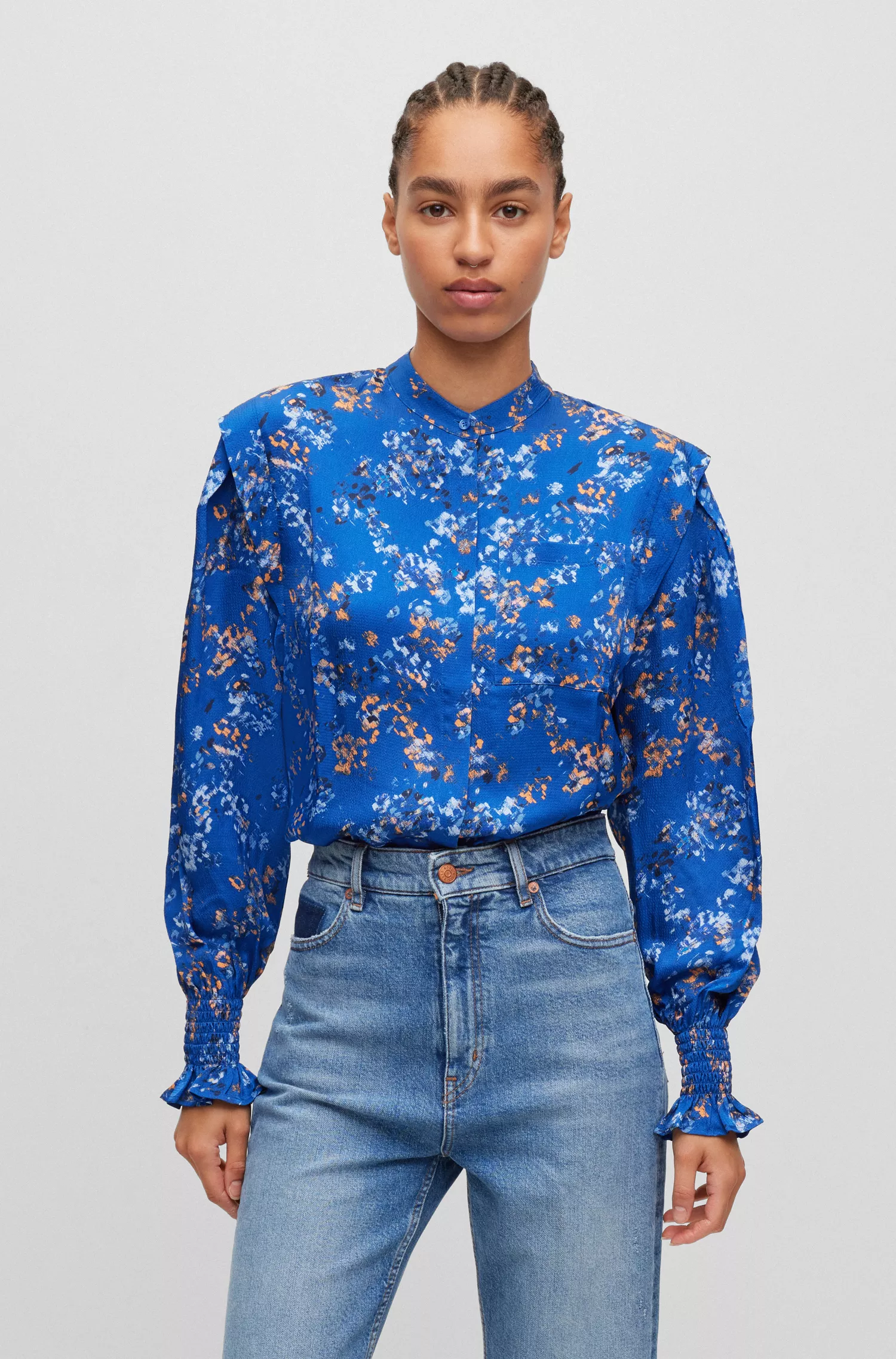 Blusa BOSS preta de corte regular com estampa da estação e fechamento oculto.