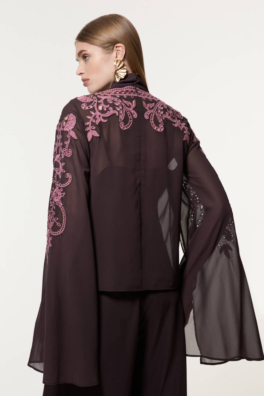 KarenMillen Chemisier long tissé en georgette aux découpes ajourées et orné de perles, avec un col noué et des manches dramatiques.