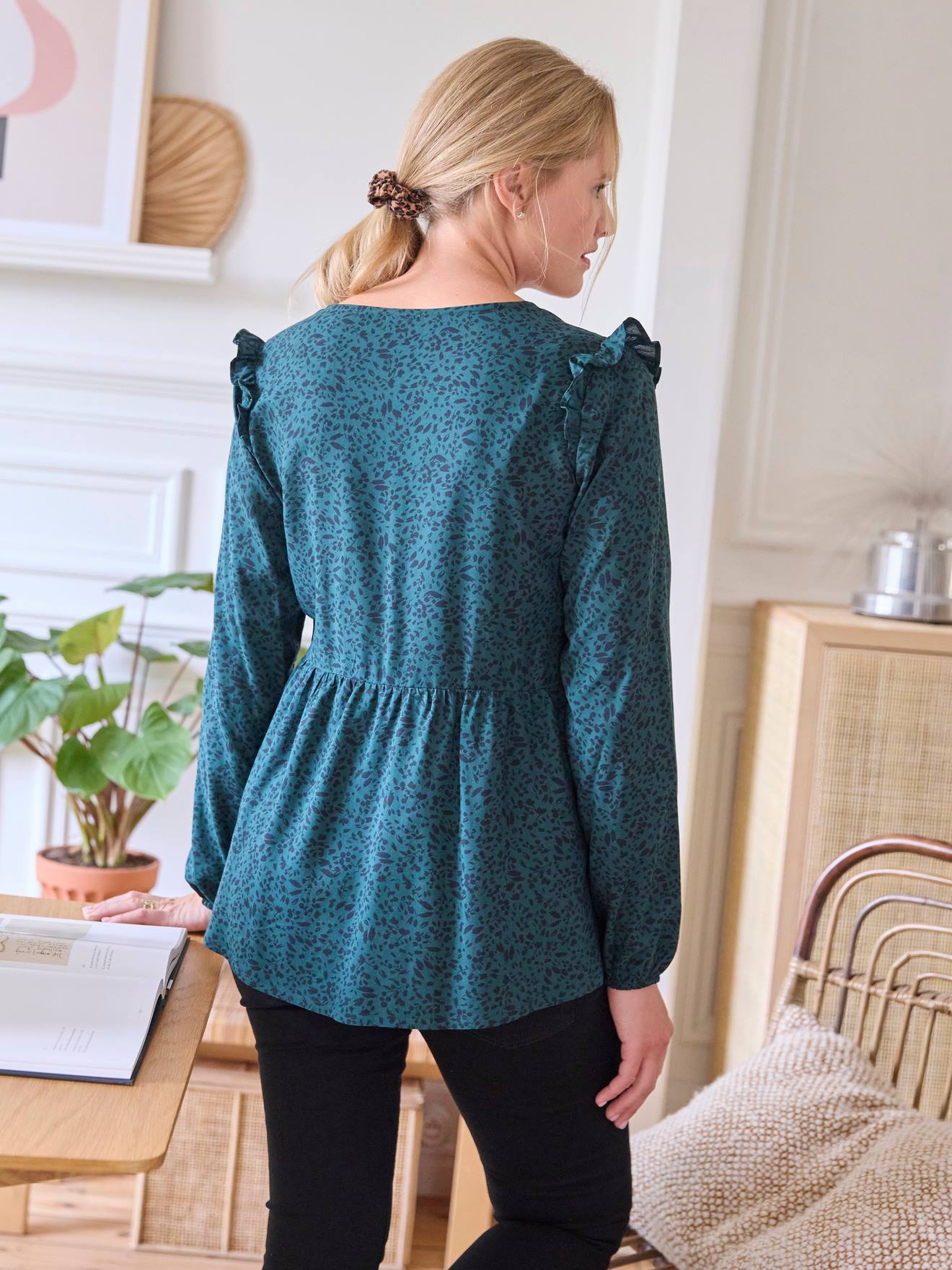 Blusa verde pinho para gestantes e lactantes com estampa de babados