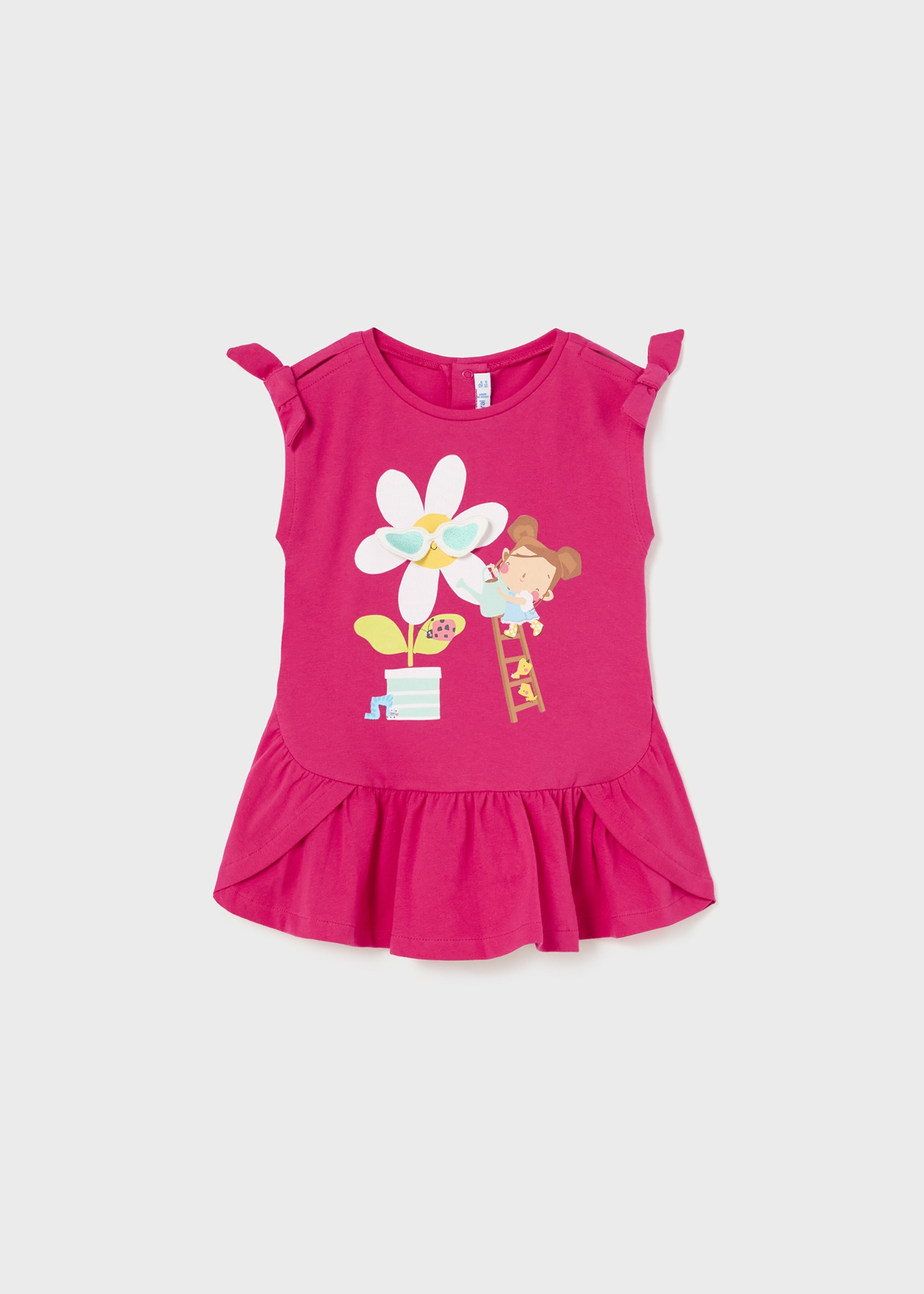 Vestido de bebê com estampa interativa feito de algodão sustentável.