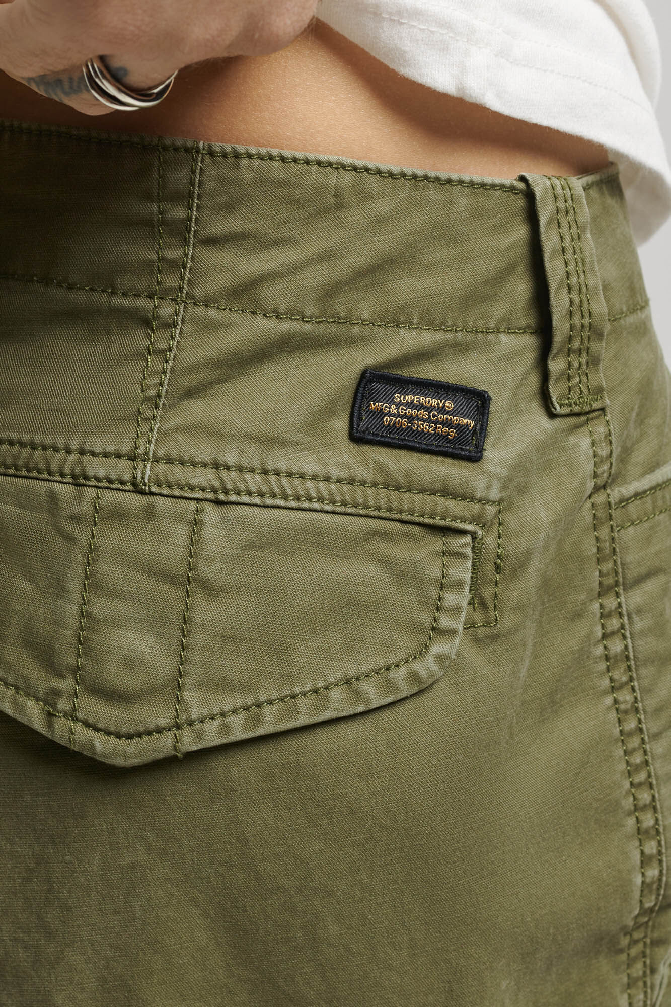 Calça cargo cropped Superdry - cáqui escuro