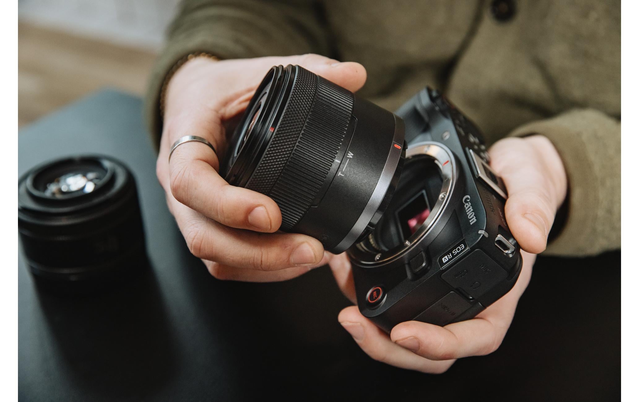 Fotokamera EOS R50V RF-S 14-30mm Kit Schwarz<br>Videoorientierte Systemkamera mit Objektiv