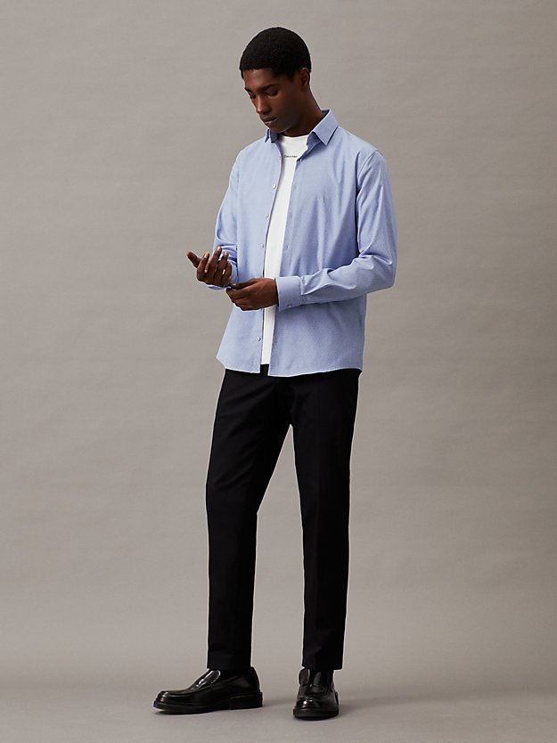 Camisa elegante em sarja dobby fina.