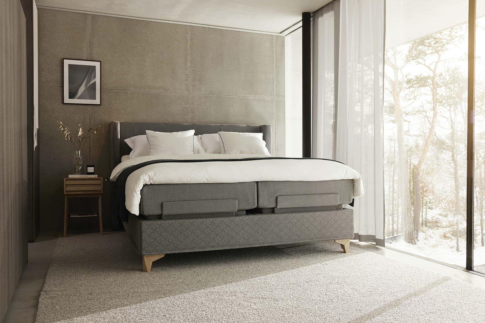 Majestic Aqtive II regulerbar seng 210x210 cm i tekstil 200/204 grå med fast/ekstra fast fasthet, seamless utførelse. Majestic Split topper overmadrass og Eicon ben 14 cm hvitlasert med støtteben. Uten hodegavl