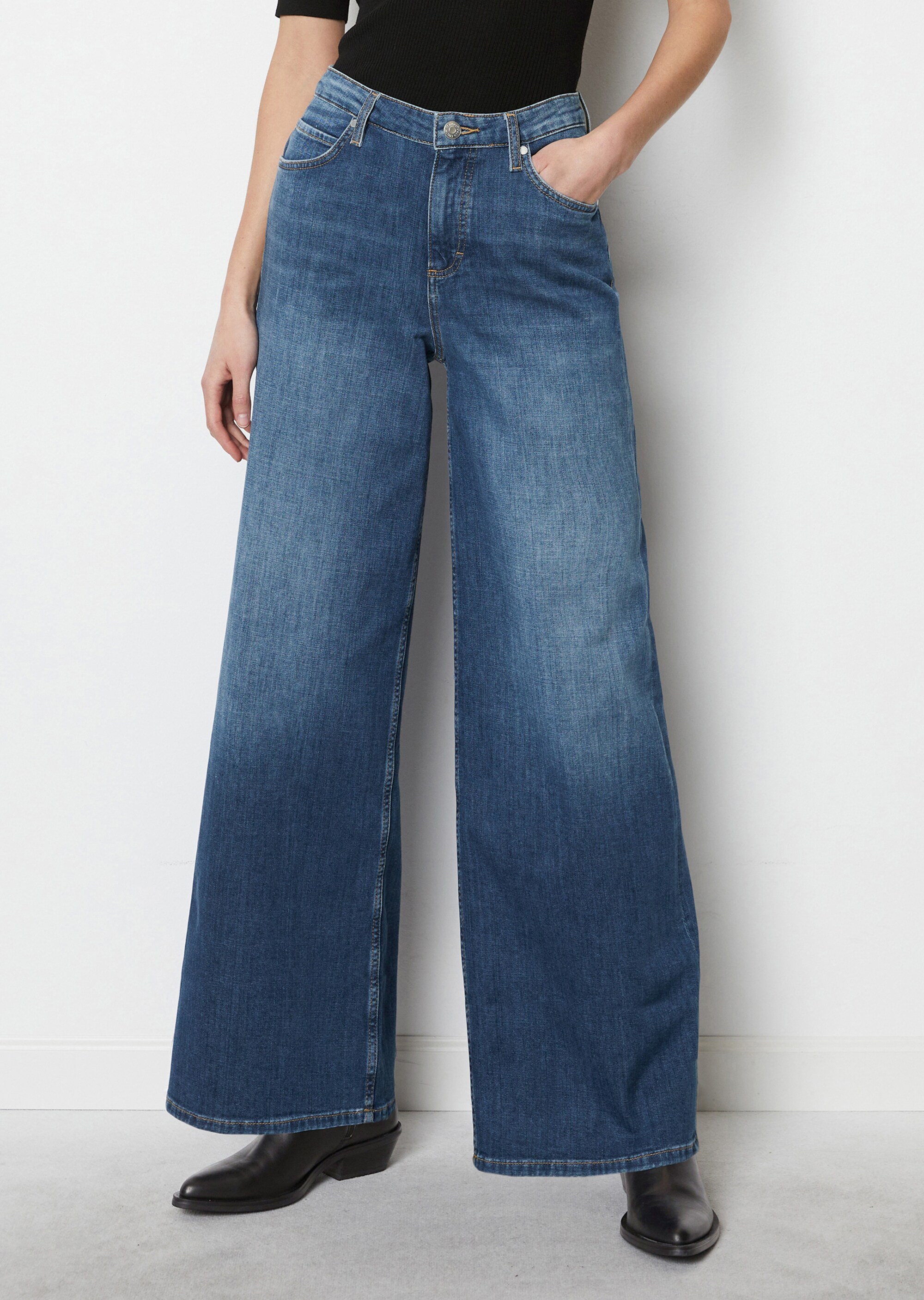 Ausgestellte High Waist Jeansaus Cashmere Touch Denim