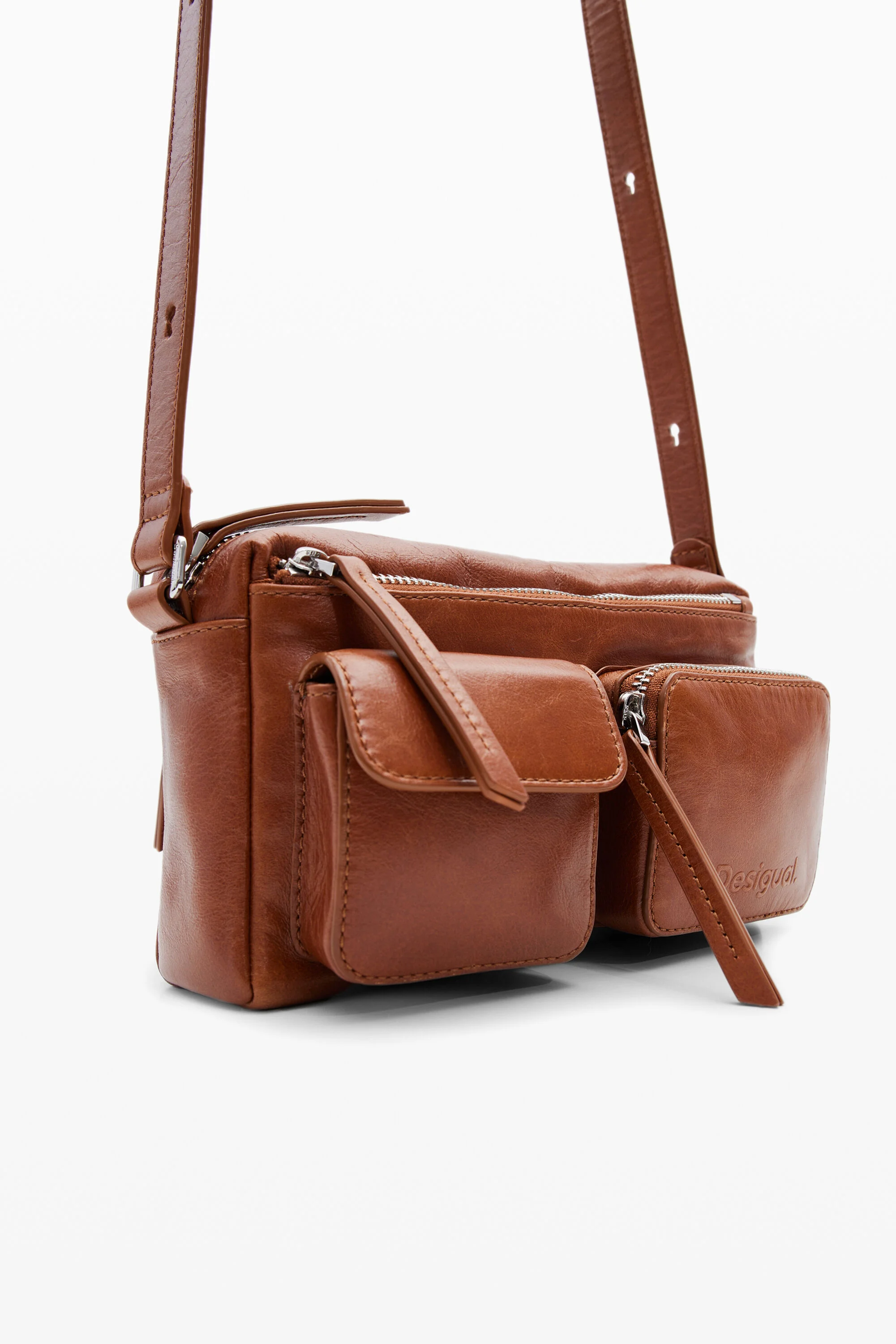 Bolsa de ombro em couro com bolsos