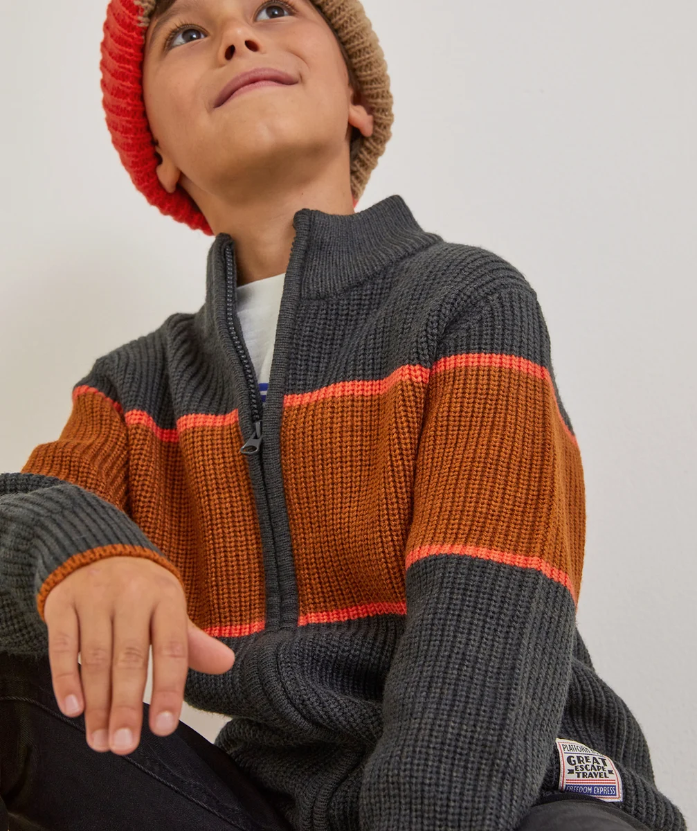 GILET EN TRICOT ZIPPÉ GARÇON AVEC BANDEAUX GRIS FONCÉ ORANGE ET MARRON