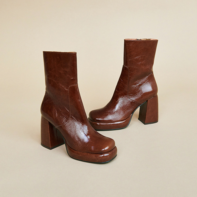 Boots à plateformes et bouts carrés  en cuir brillant marron