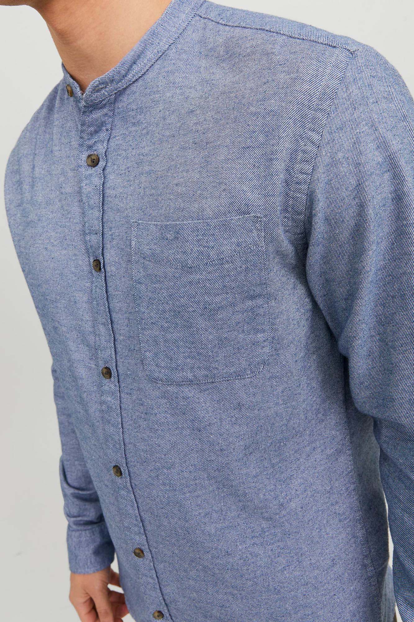 Camisa com gola mandarim, modelagem confortável.