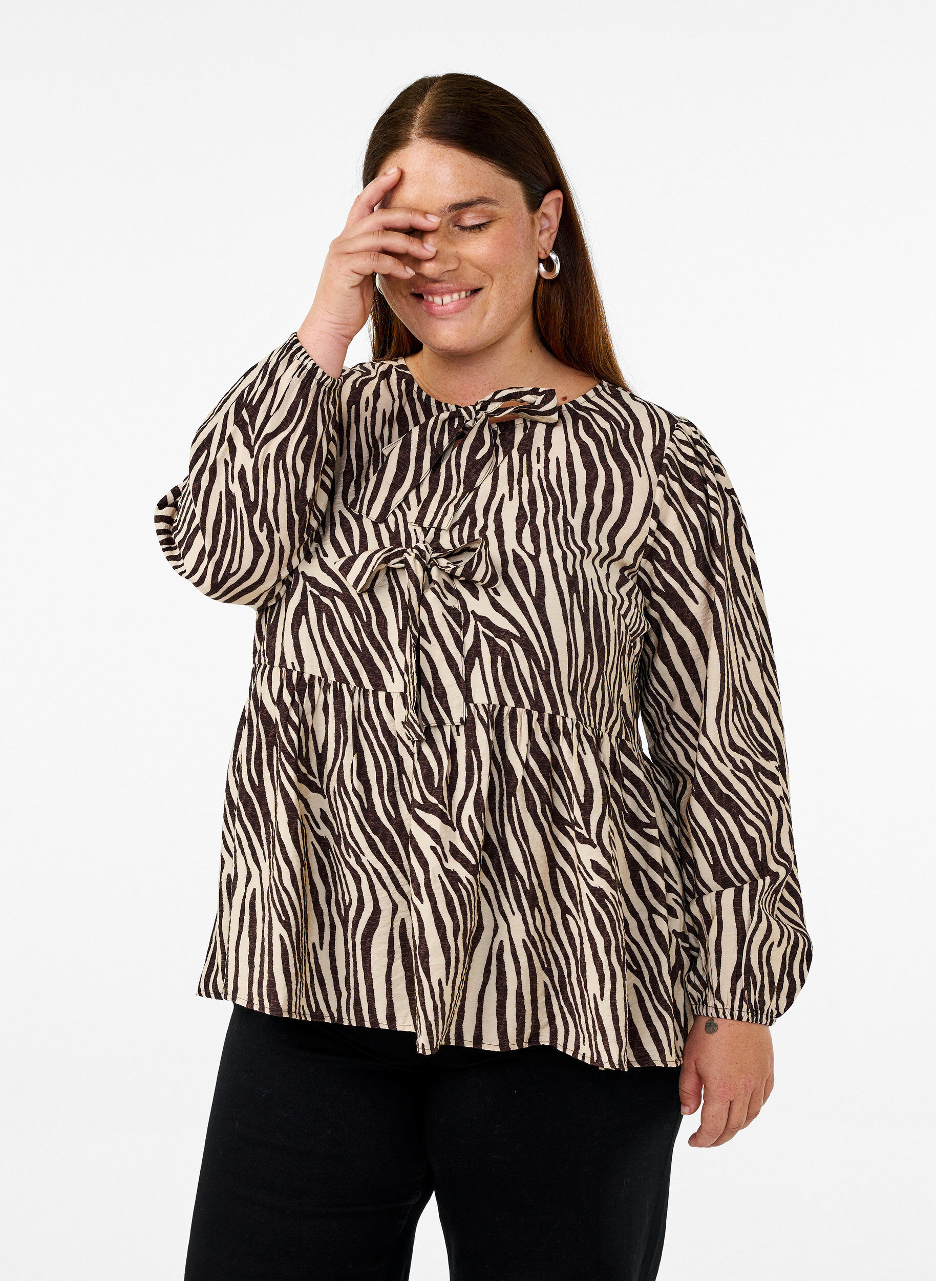 Peplumbluse med bindebånd og zebraprint