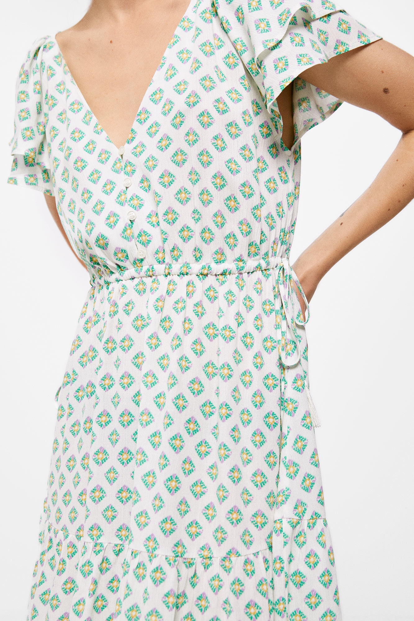 Vestido curto com laços na cintura