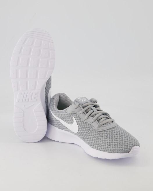 Nike Tanjun Sportschuhe in Grau