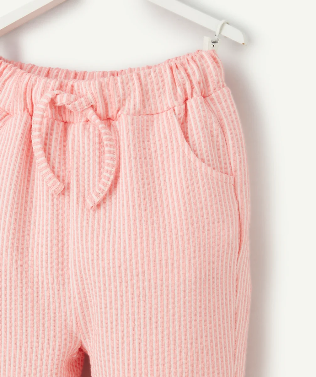 pantalon droit bébé fille en matière gaufrée à rayures roses