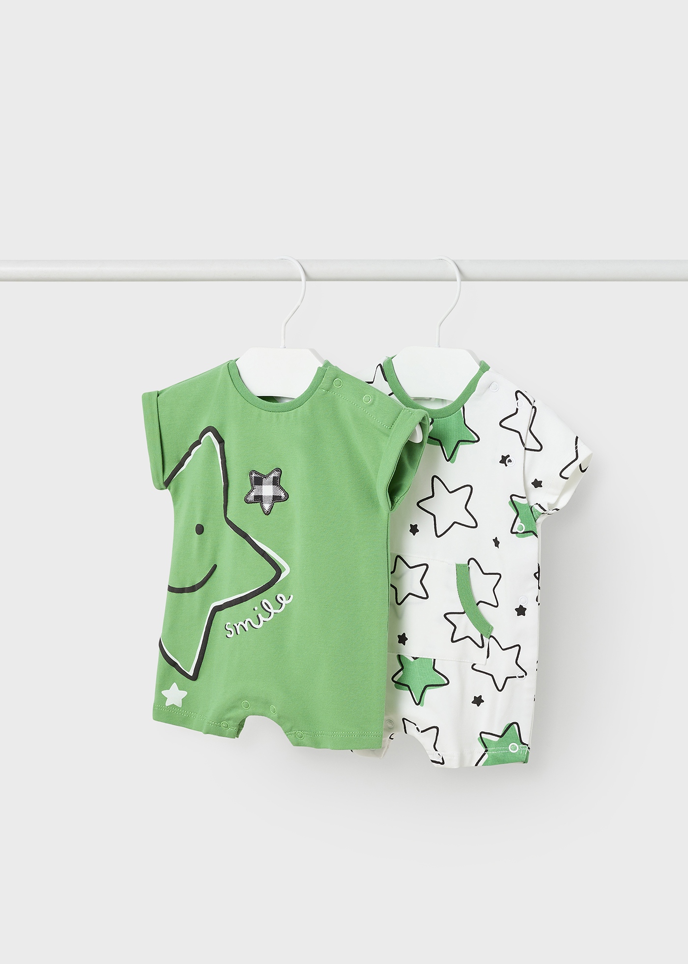 Conjunto de 2 pijamas curtos de algodão sustentável para recém-nascidos.