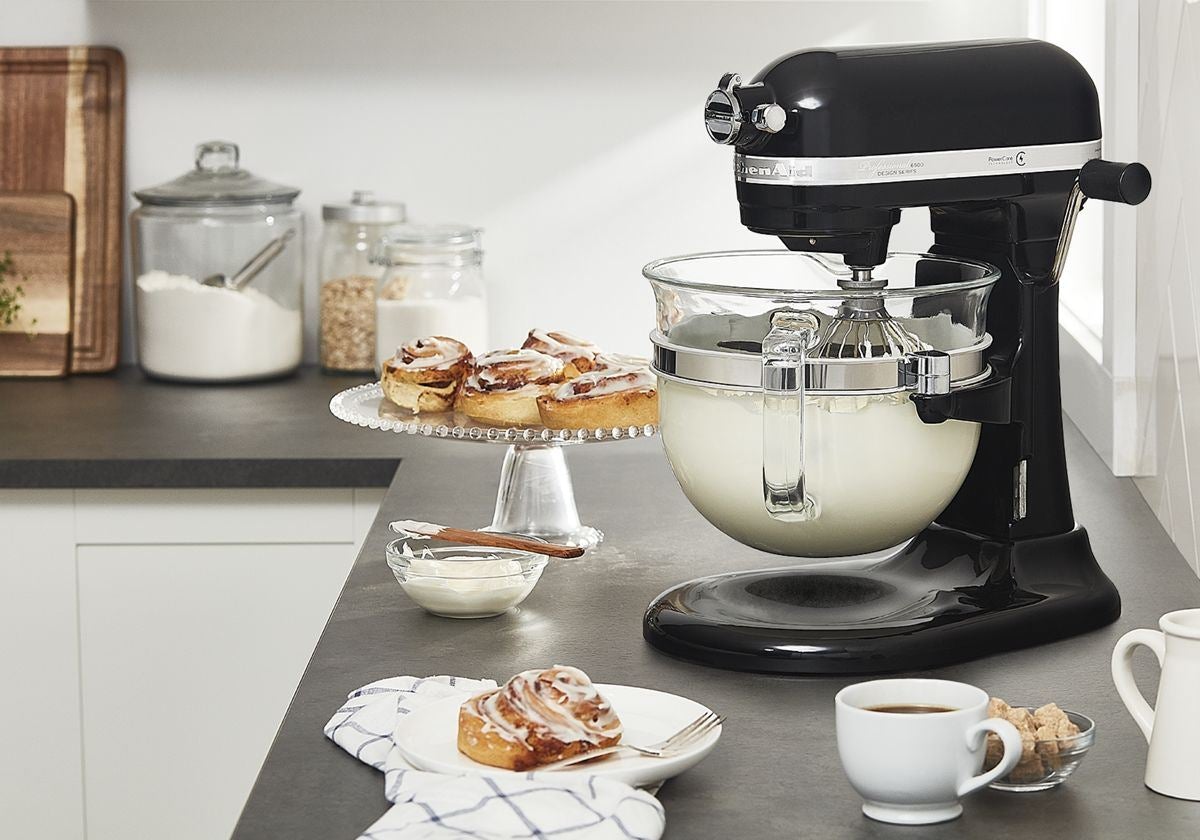 Seja para preparar 13 dúzias de biscoitos para a venda de bolos da escola ou frango desfiado para a Terça-feira de Tacos com amigos e familiares, a batedeira KitchenAid Professional 6500 Design Series de 6 litros com tigela elevatória tem a capacidade nec