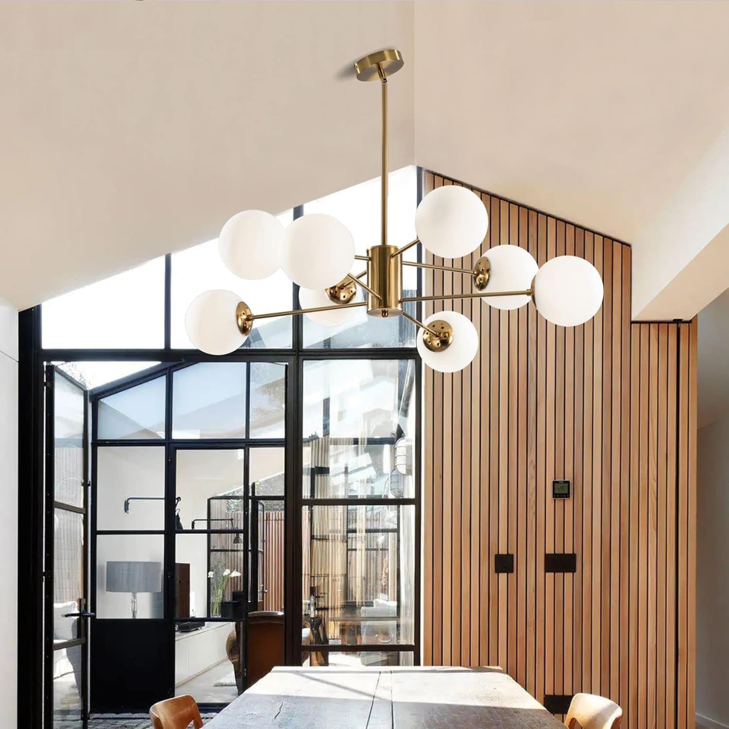 KCO Lighting 8-flammiger Sputnik-Kronleuchter aus Weißem Glas, Moderne Goldene Sputnik-Kronleuchter für das Wohnzimmer, Goldene Vintage-Pendelleuchte mit 8 Lichtern für die Kücheninsel