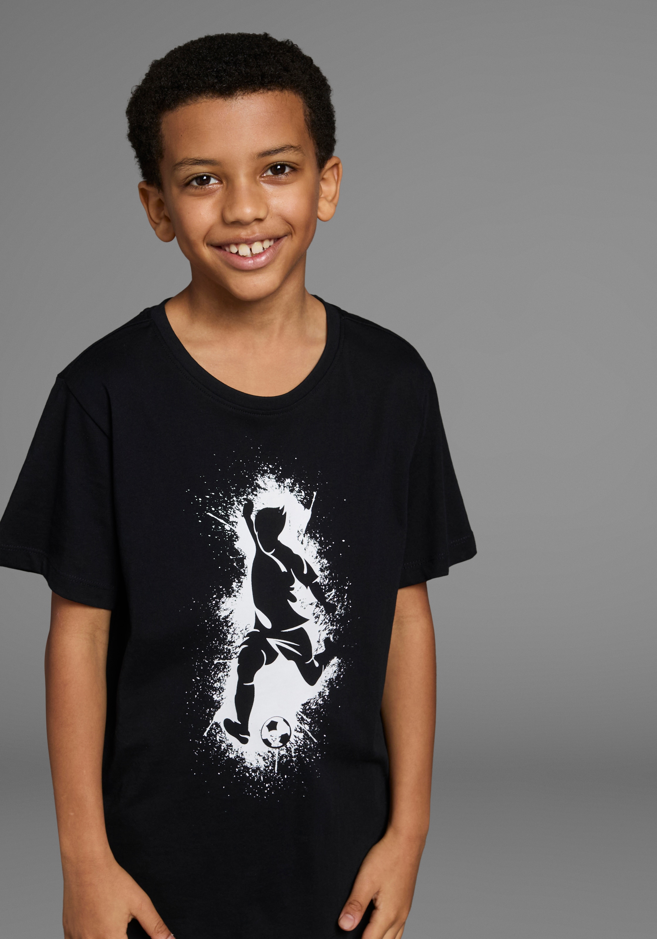 KIDSWORLD T-Shirt »Mit lässigem FUSSBALLER - Druck«, Kurzarm,  Basic-Passform,  mit stylischem Druck,  Rundhalsausschnitt