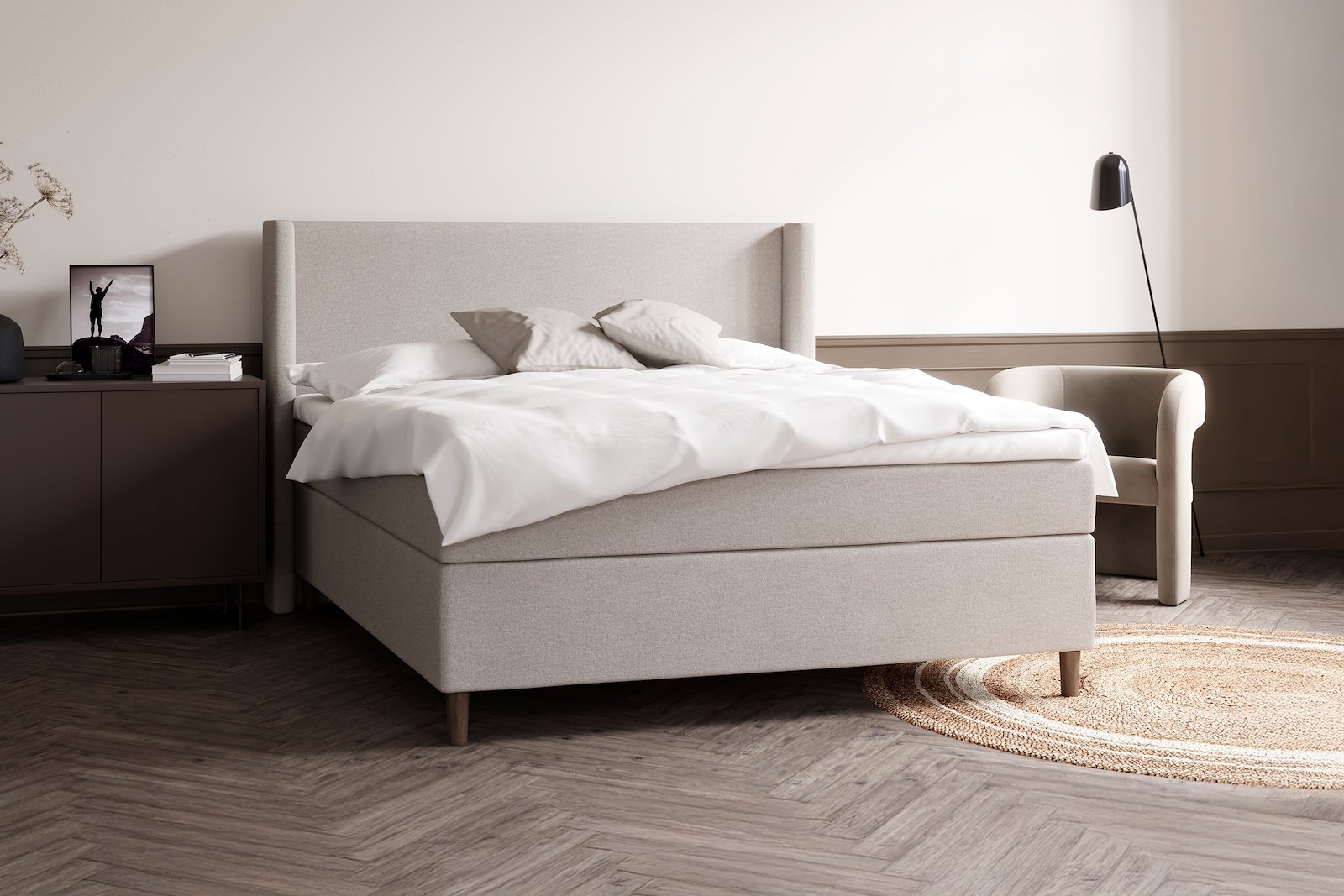 SL10 Kontinentalseng 180x200 cm Tekstil Natural 56 Medium/Fast m/Premium latex overmadrass og Round smoked oak ben 13cm, Sengegavl selges separat.