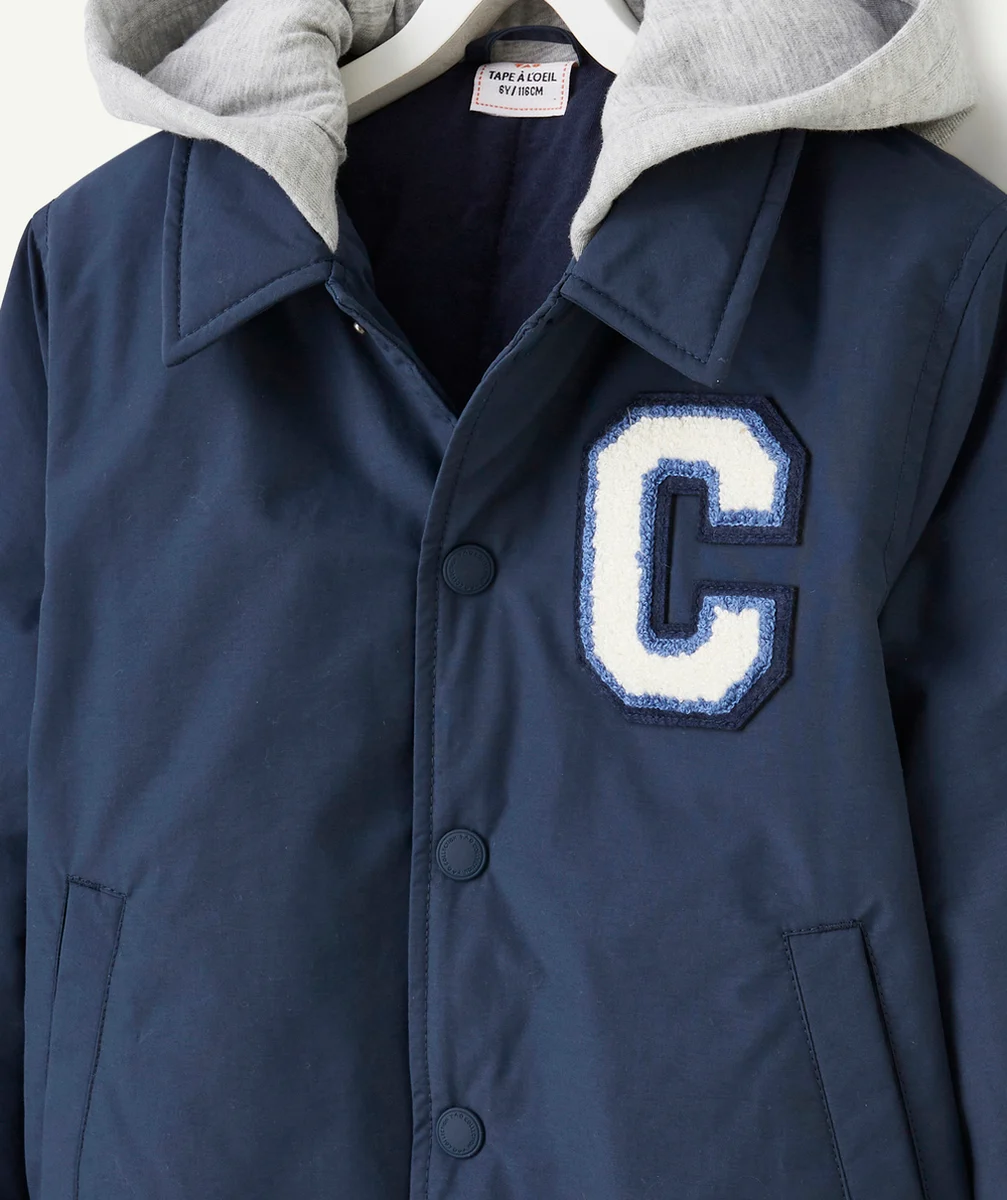 BLOUSON À CAPUCHE GARÇON EN REMBOURRAGE RECYCLÉ BLEU MARINE AVEC MAXI LETTRE