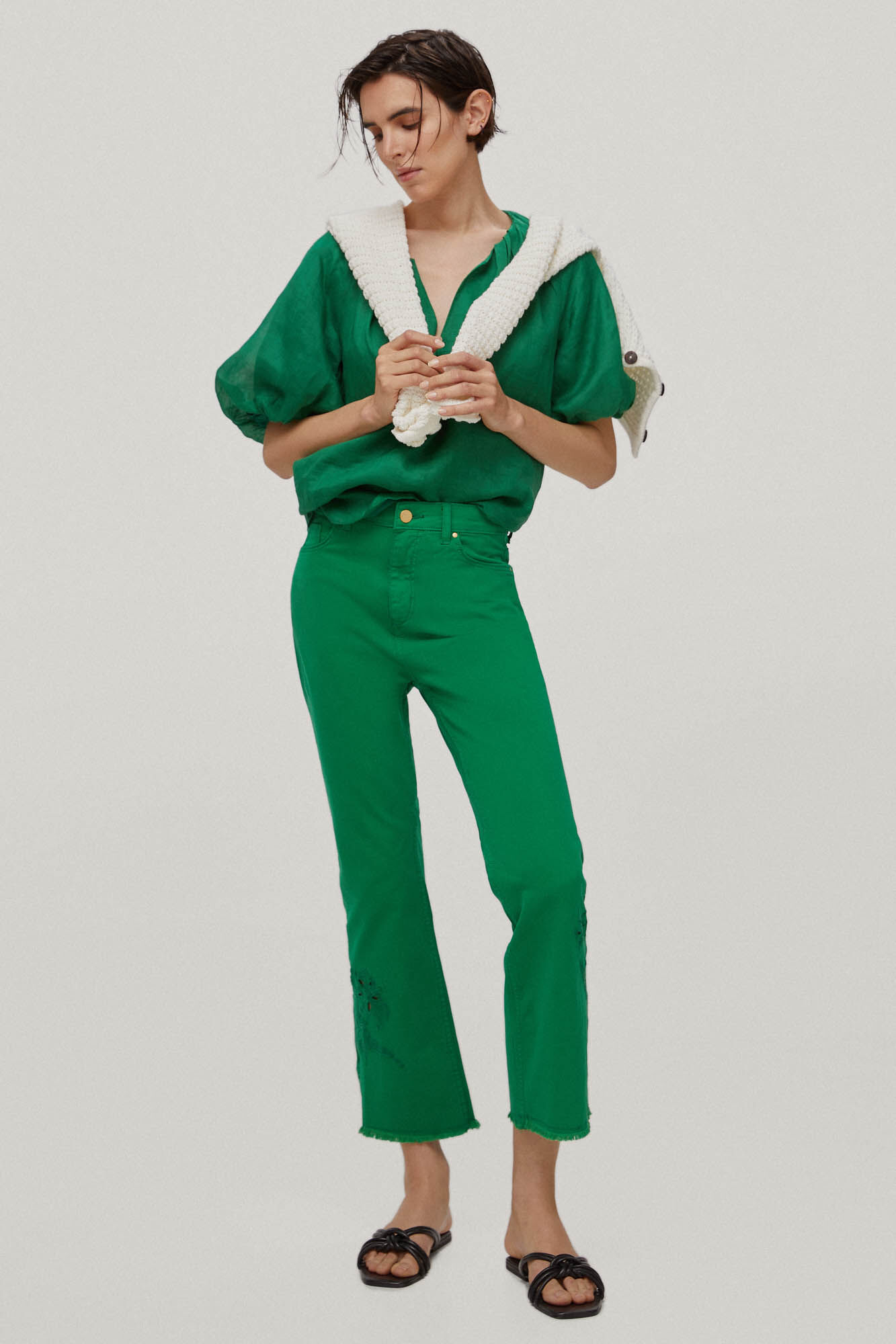 Calça jeans cropped bordada com 5 bolsos e modelagem flare - Verde