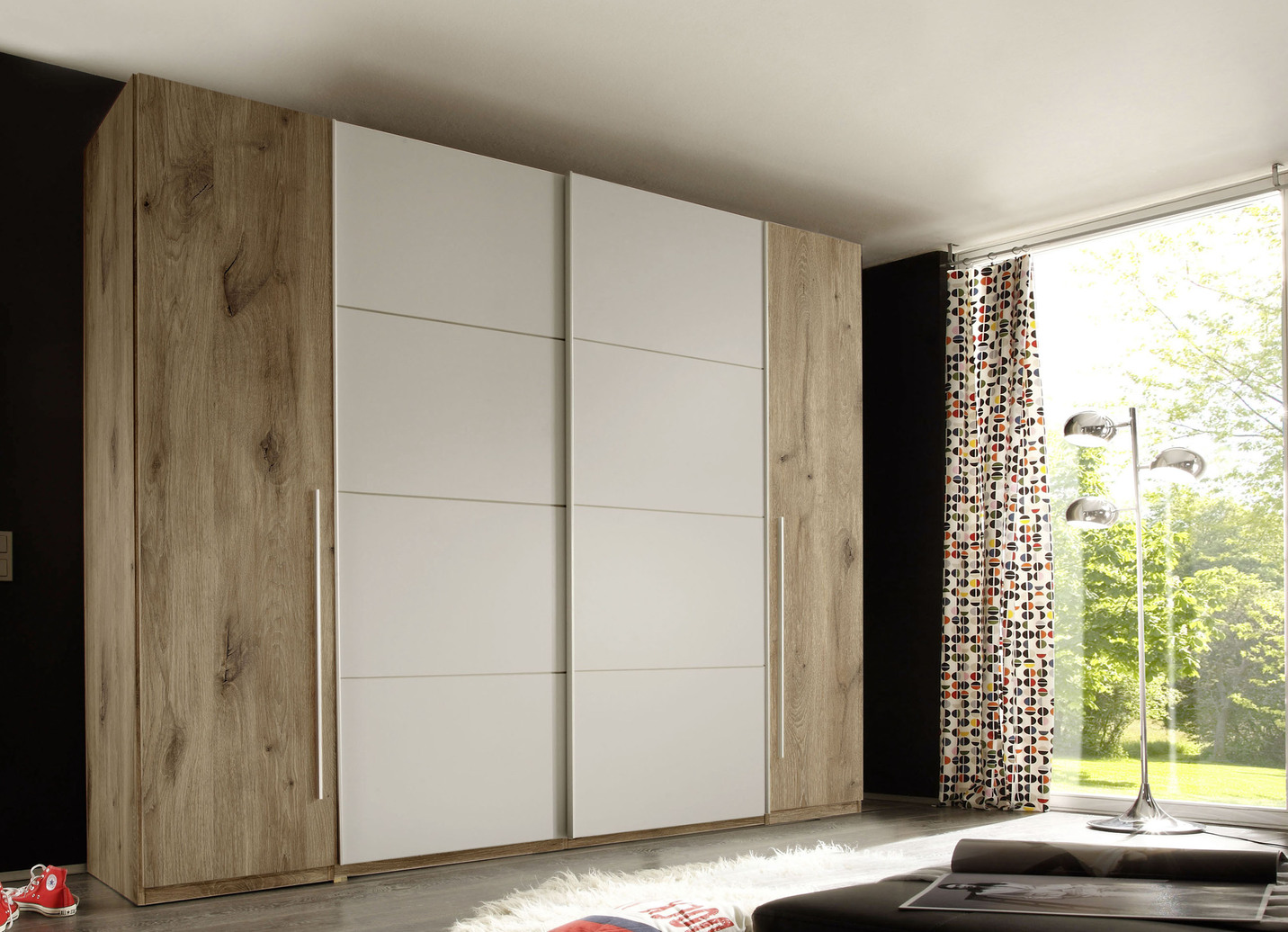Moderner Schwebetüren-Schrank