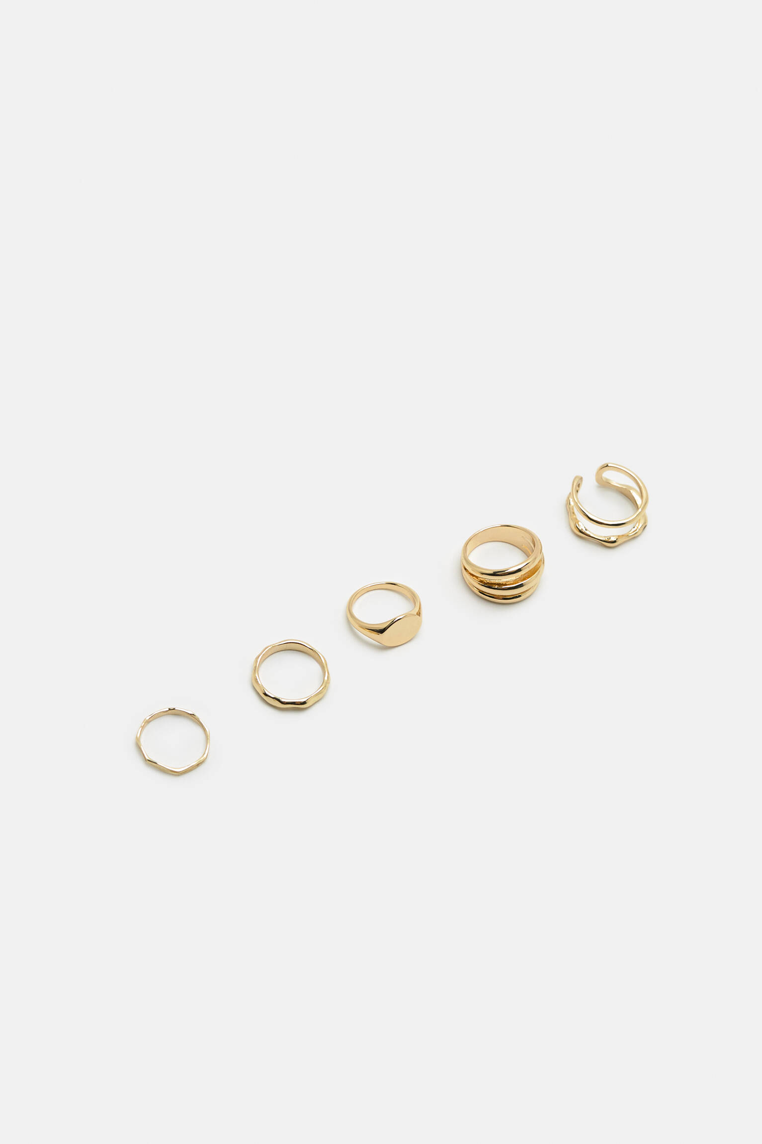 Conjunto de 5 anéis dourados.