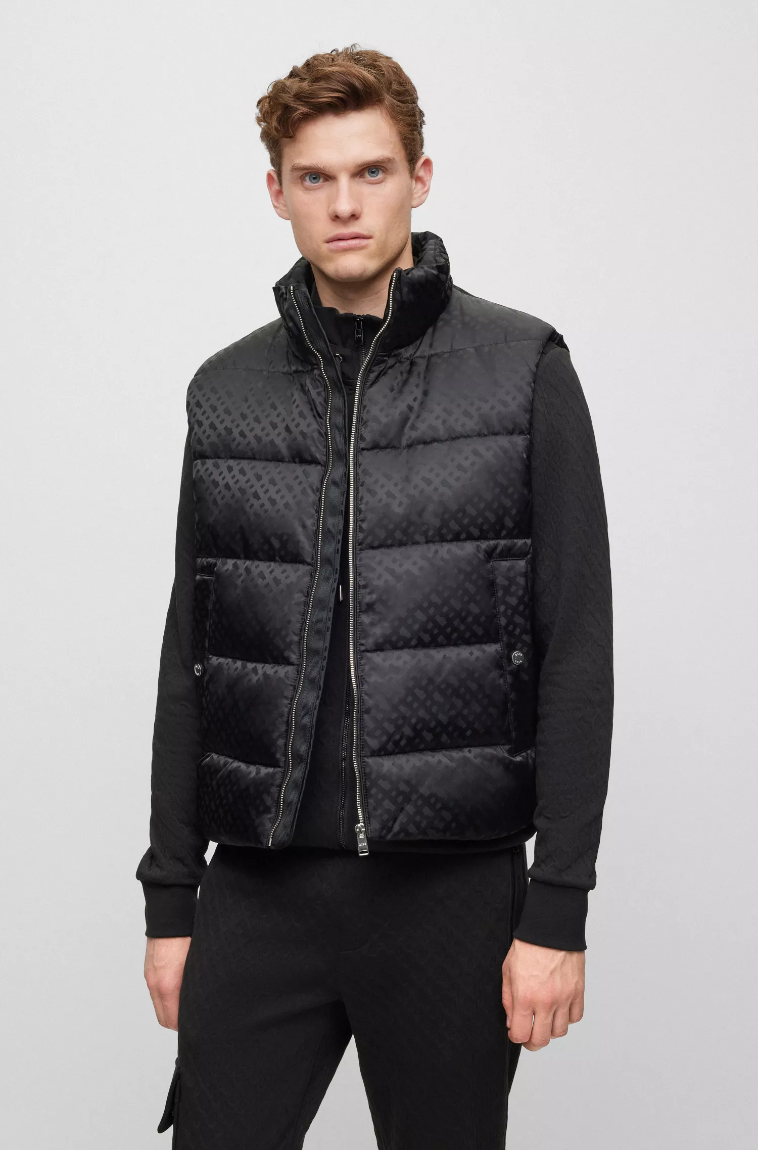 Colete BOSS preto, impermeável e com fecho de correr e estampa de monograma.