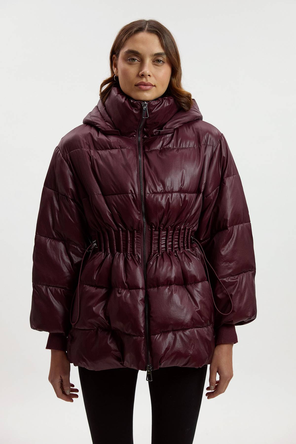KarenMillen Veste Matelassée à Casynthétiqueche avec Cordon de Serrage à la Taille et Poignets Côtelés