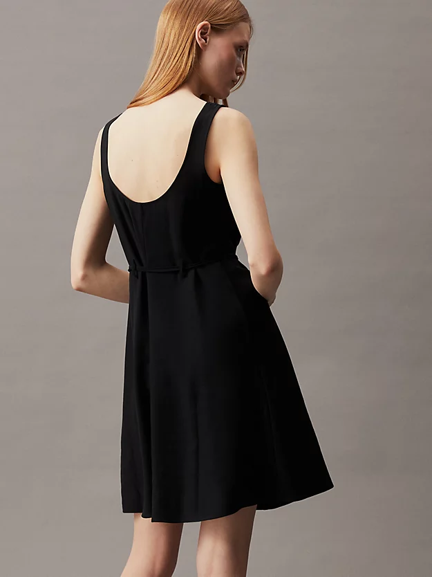 Vestido de sarja macia com nó na cintura.