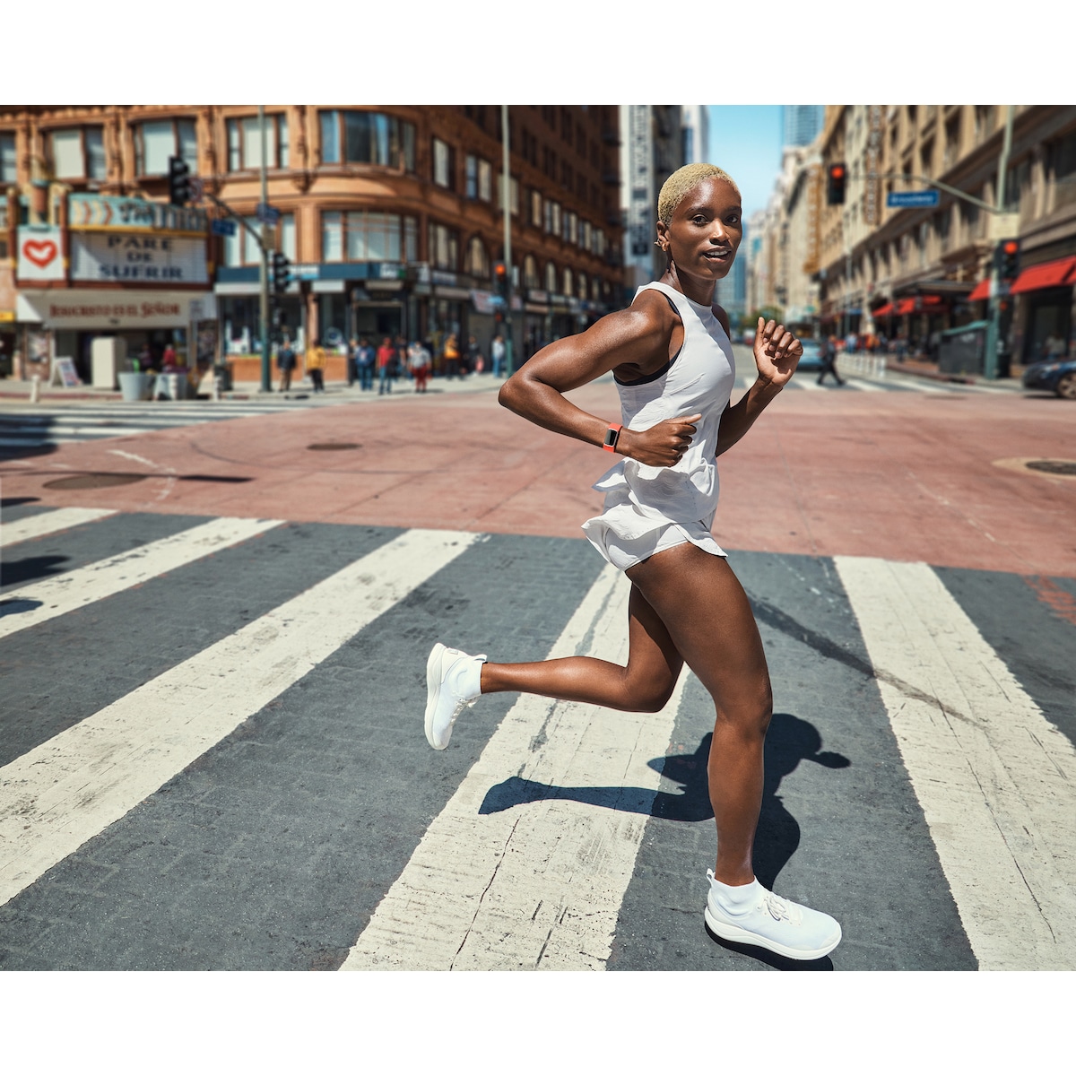 Fitbit Charge 6 aktivitetsarmbånd (gull/oransje)