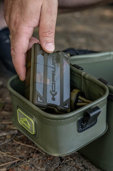 Sac à Appâts Korum EVA Solid Bait Station 8L (avec 2 Plateaux)