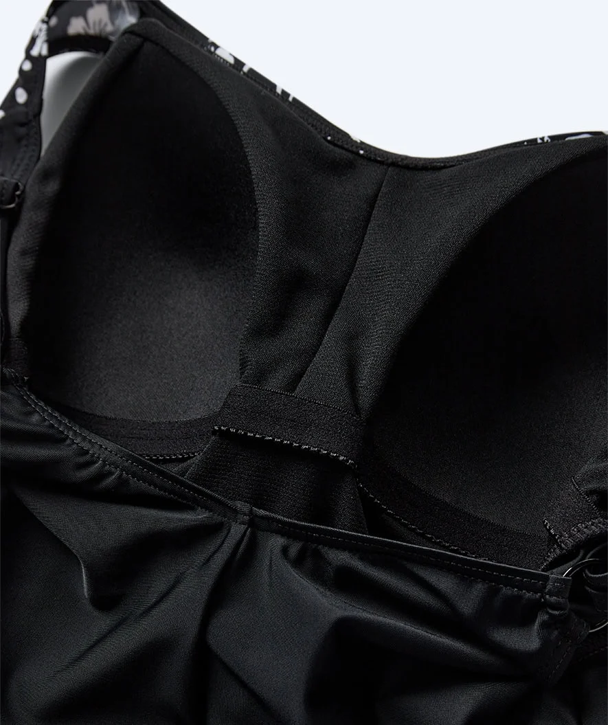 Watery badedragt plus size til damer m. blomster - Vale - Sort/hvid