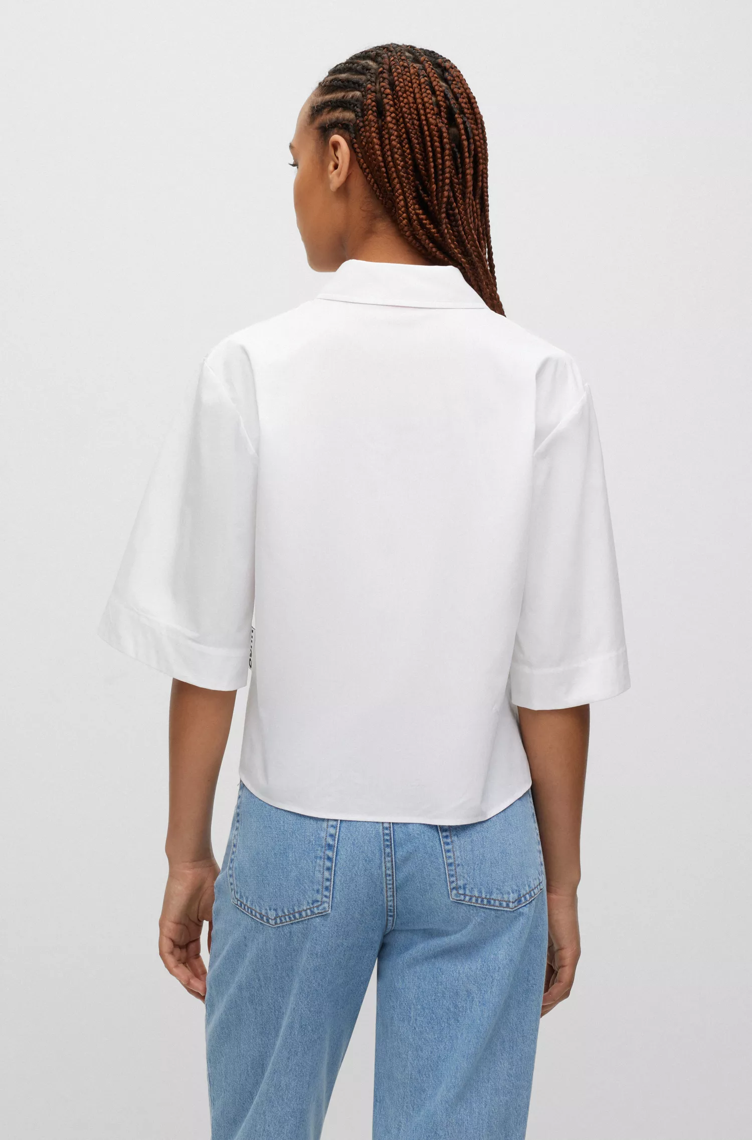 Blusa cropped HUGO vermelha em algodão orgânico com etiqueta com o logotipo.
