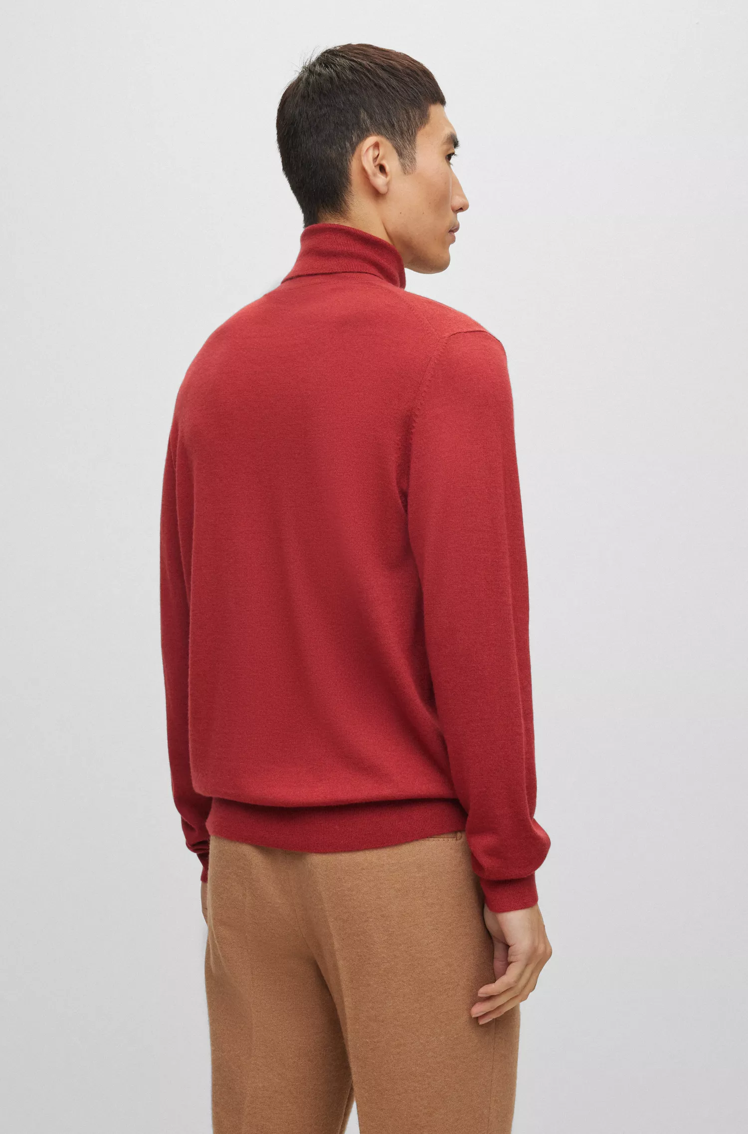 Suéter BOSS de gola alta na cor camelo, em cashmere.