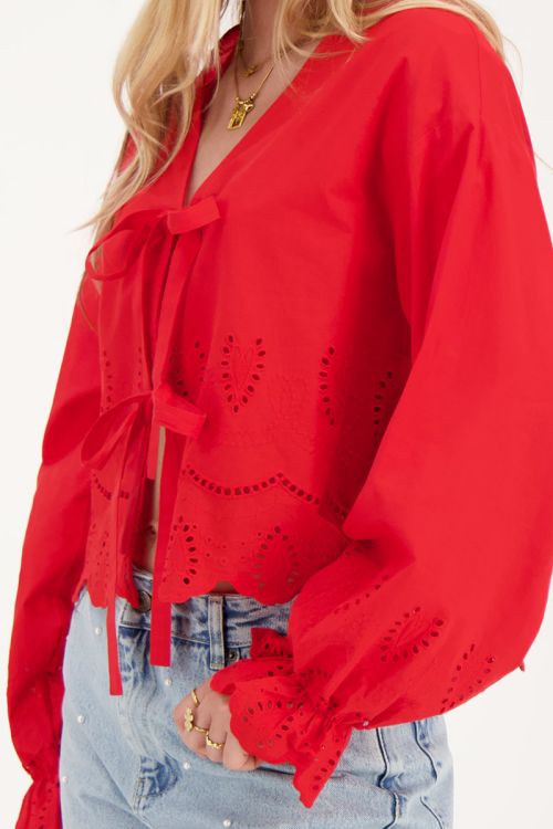 Rode blouse met strikjes en broderie